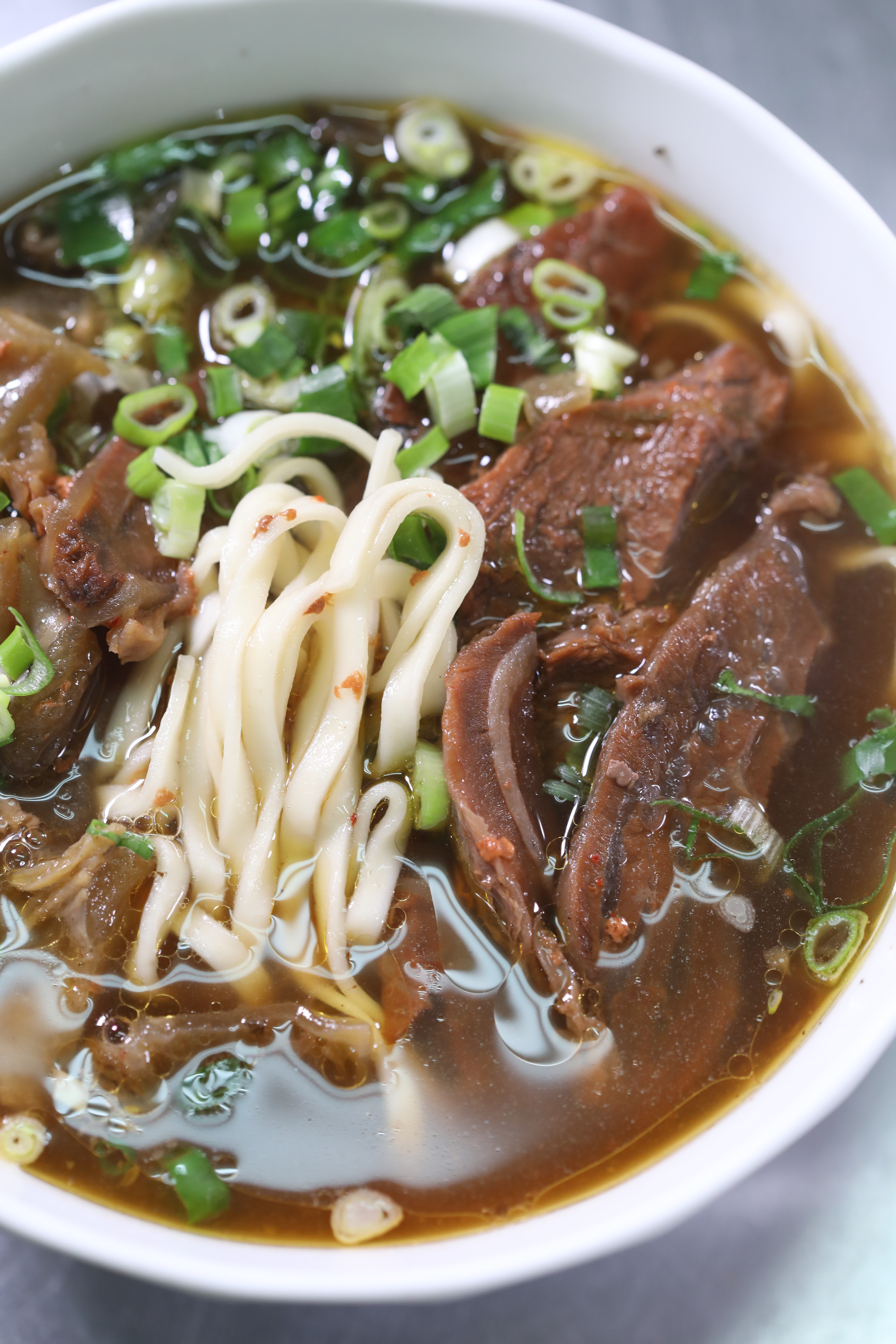 「半筋半肉牛肉麵」料多豐美，湯頭清爽鮮甜。（180元／大碗）