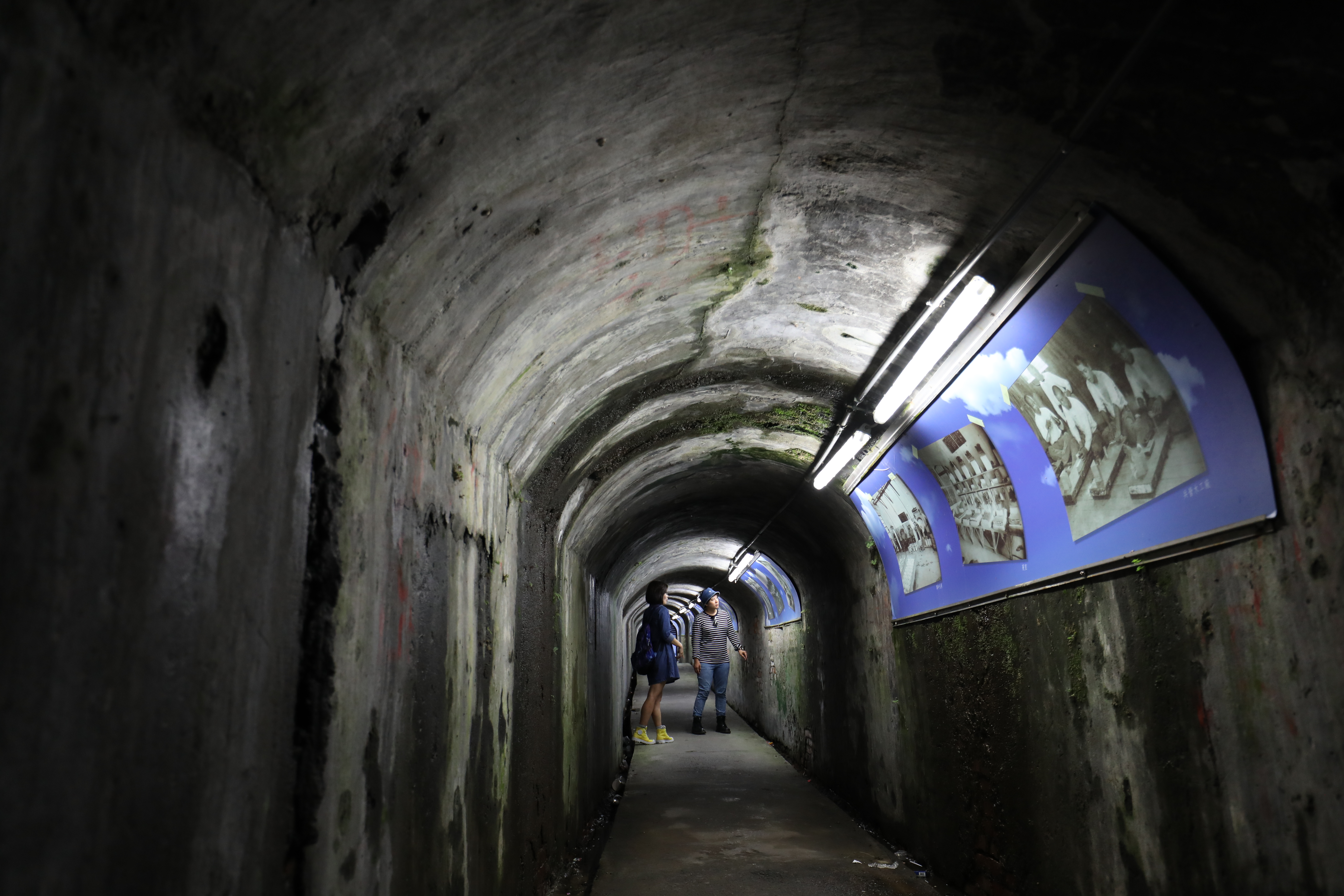 走進基隆防空洞，洞裡天地，讓人大開眼界。