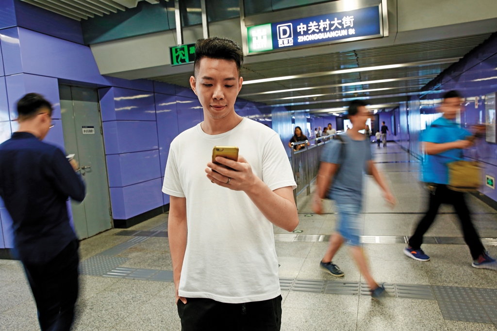 手機隨時不離身，現在算命不像以往，簡子復也能透過即時通訊軟體算命。