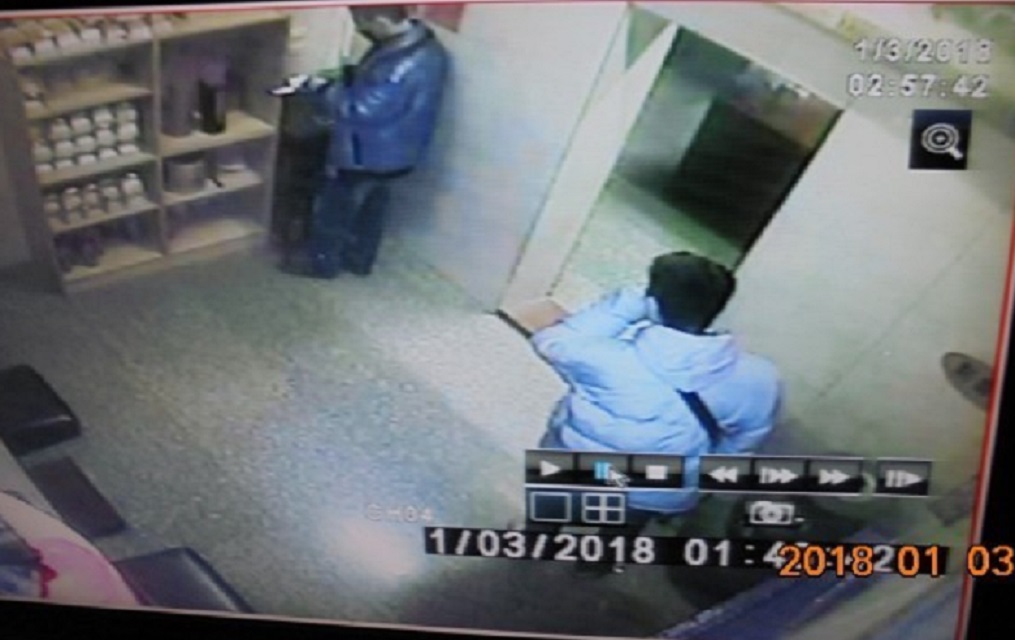 監視器拍下兩嫌犯廟裡行竊香油錢的身影。（警方提供）