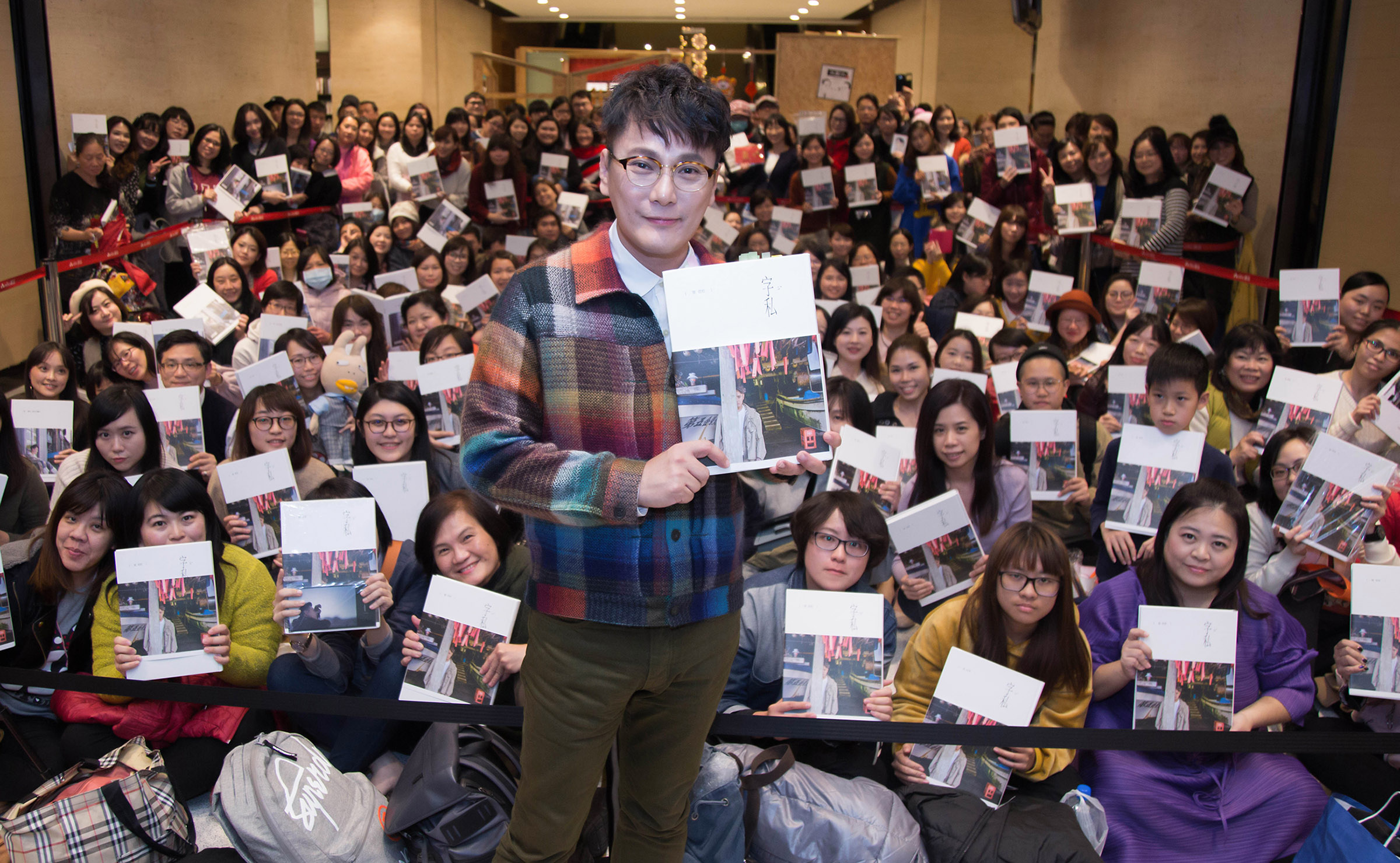 張信哲舉辦新書分享會，宣佈將版稅捐出賑災。（潮水音樂提供）
