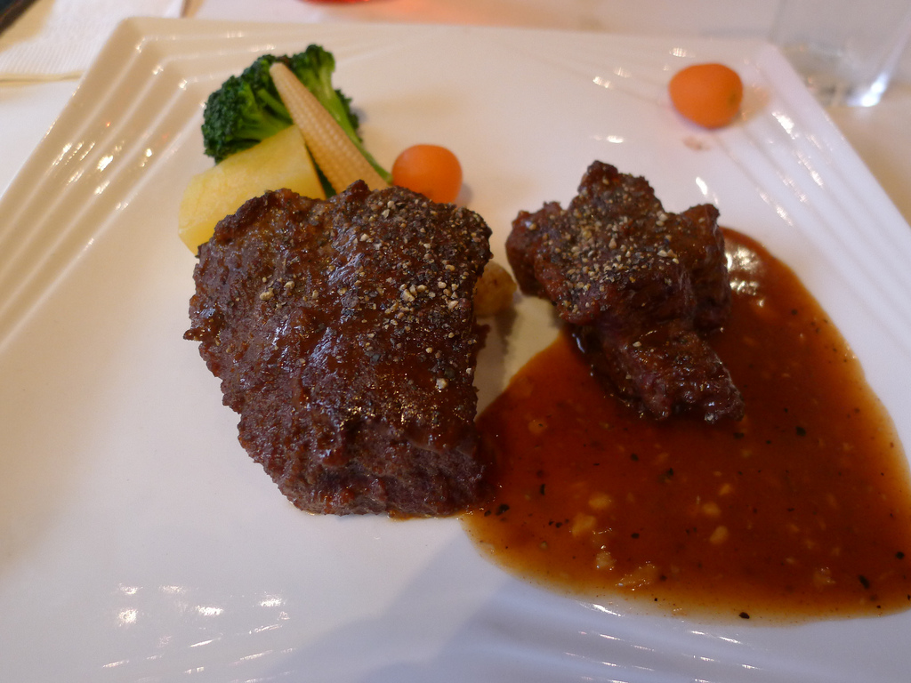 王品集團旗下的西堤牛排號召熱血應援花蓮行動，捐血就送免費牛排券。（翻攝自Flickr Kenming Wang）