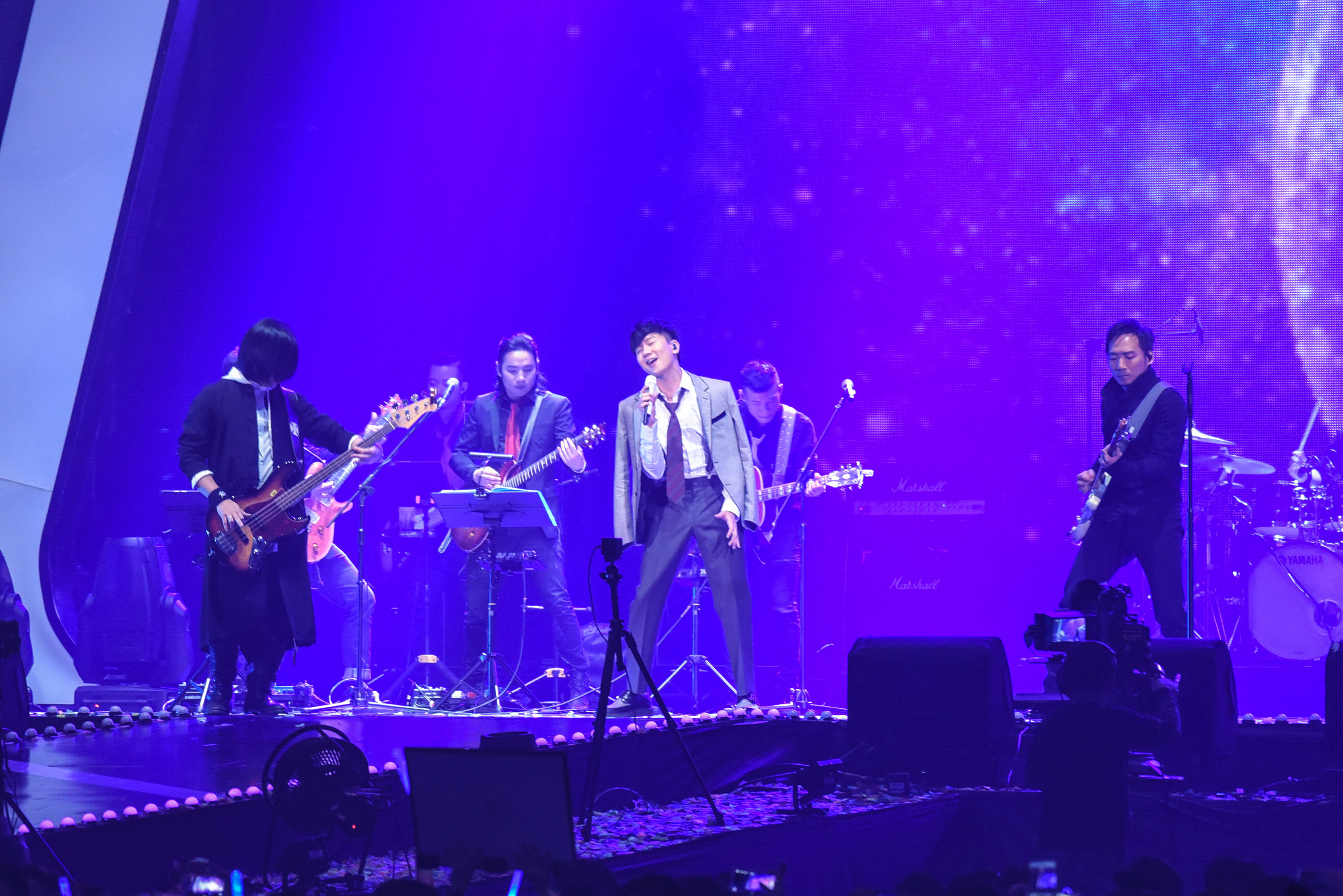 數位音樂串流平台KKBOX舉辦風雲榜頒獎典禮，邀請林俊傑（中）、五月天等大咖歌手參加，以行動支持付費音樂平台。（東方IC）