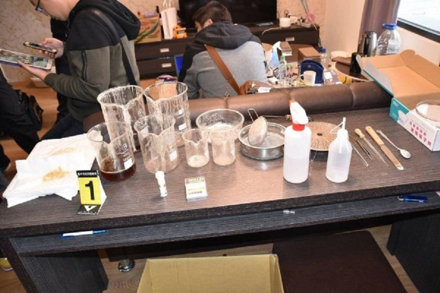 警方於黃嫌承租的套房內查獲煉毒的工具。（警方提供）