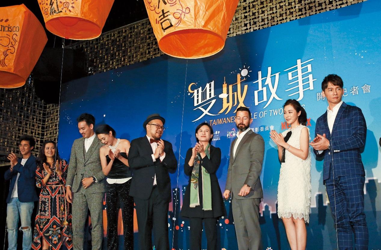 導演葉天倫（左五）執導的台劇《雙城故事》獲Netflix投資，文化部長鄭麗君（右四）、Netflix內容採購副總裁Robert Roy（右三）出席開鏡記者會。左起演員李博翔、羅美玲、黃柏鈞、曾珮瑜，右起溫昇豪、陳怡蓉。