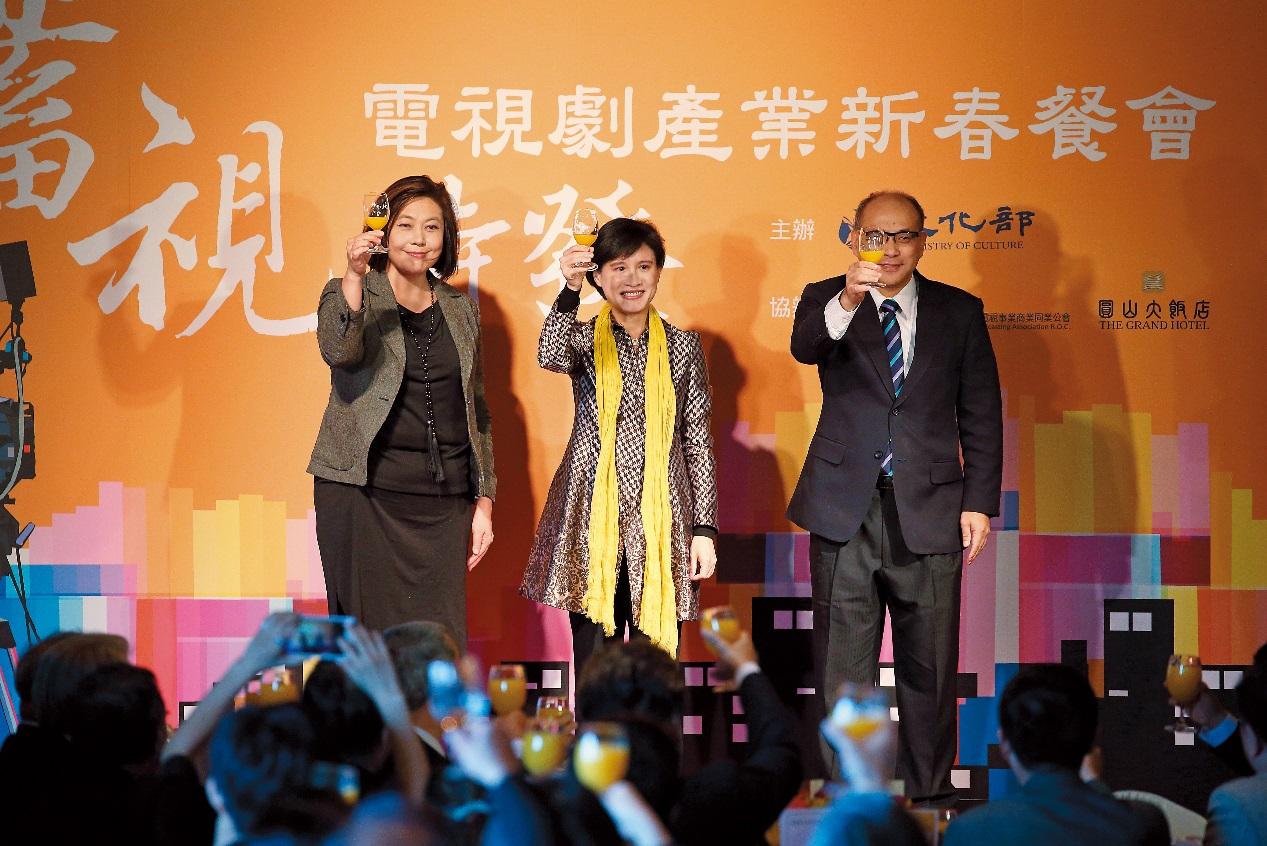 NCC主委詹婷怡（左起）、文化部部長鄭麗君、金管會副主委鄭貞茂出席去年電視劇產業新春餐會，表達力挺影視產業的決心。