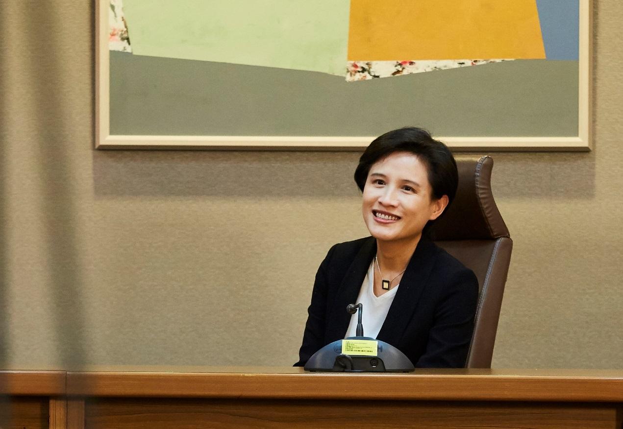 文化部長鄭麗君公務行程滿檔還得身兼母職,意志力超強。