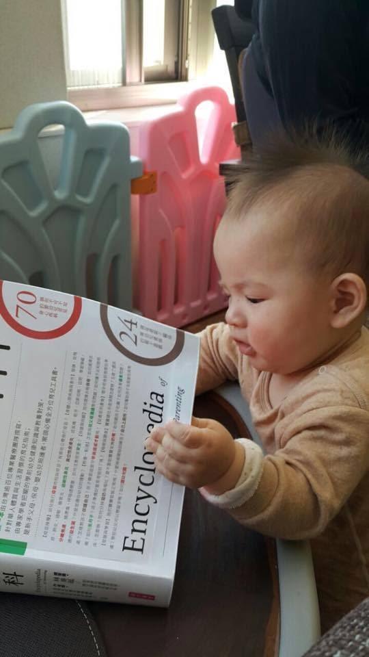 鄭麗君曾在臉書放上兒子約一歲時的萌照，還寫下沒時間看育兒百科的狀態。（翻攝自鄭麗君臉書）
