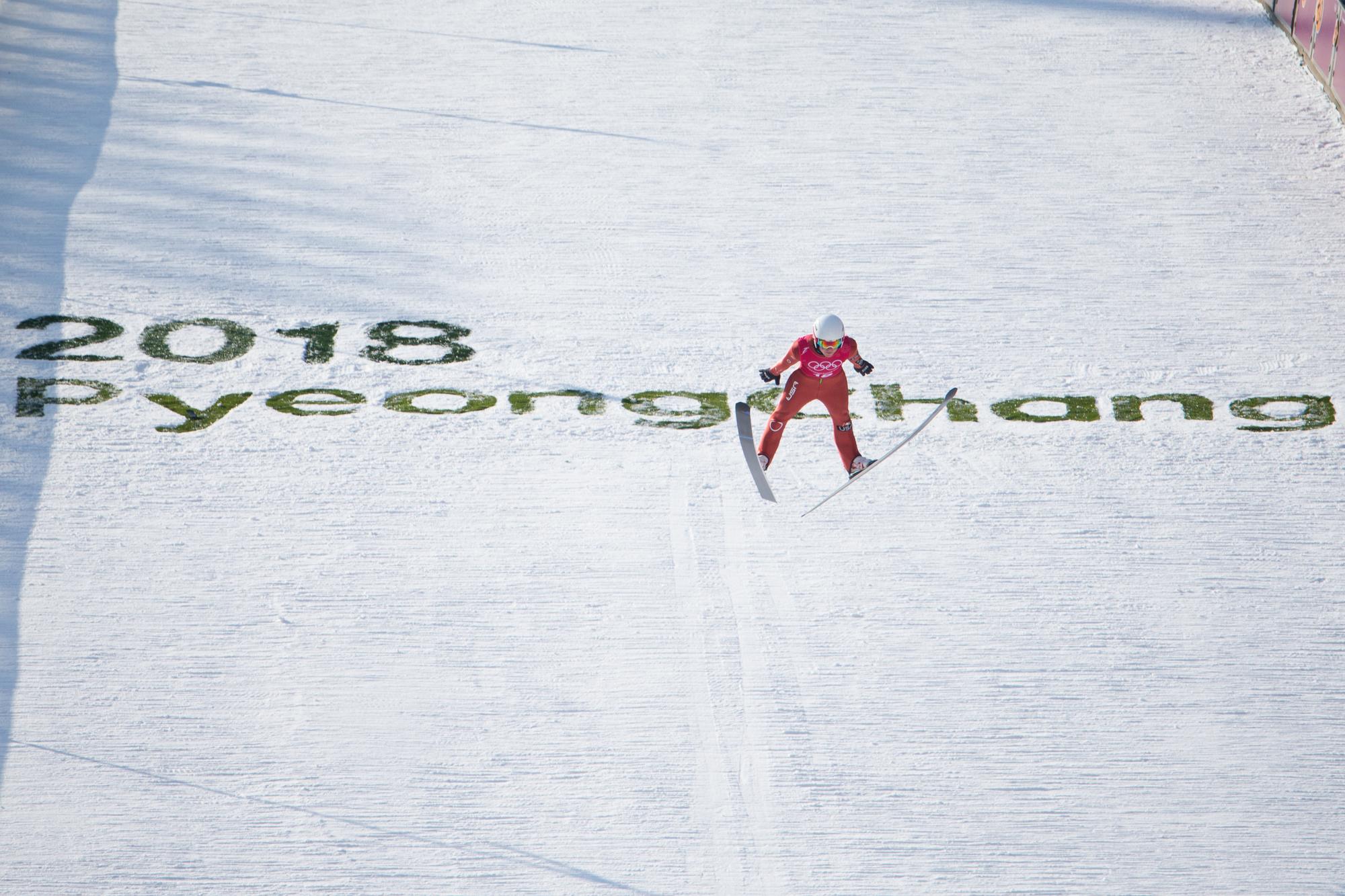 2018年2月8日,美國選手Casey Larson在平昌阿爾貝西亞跳台滑雪中心進行場地練習。(東方IC)