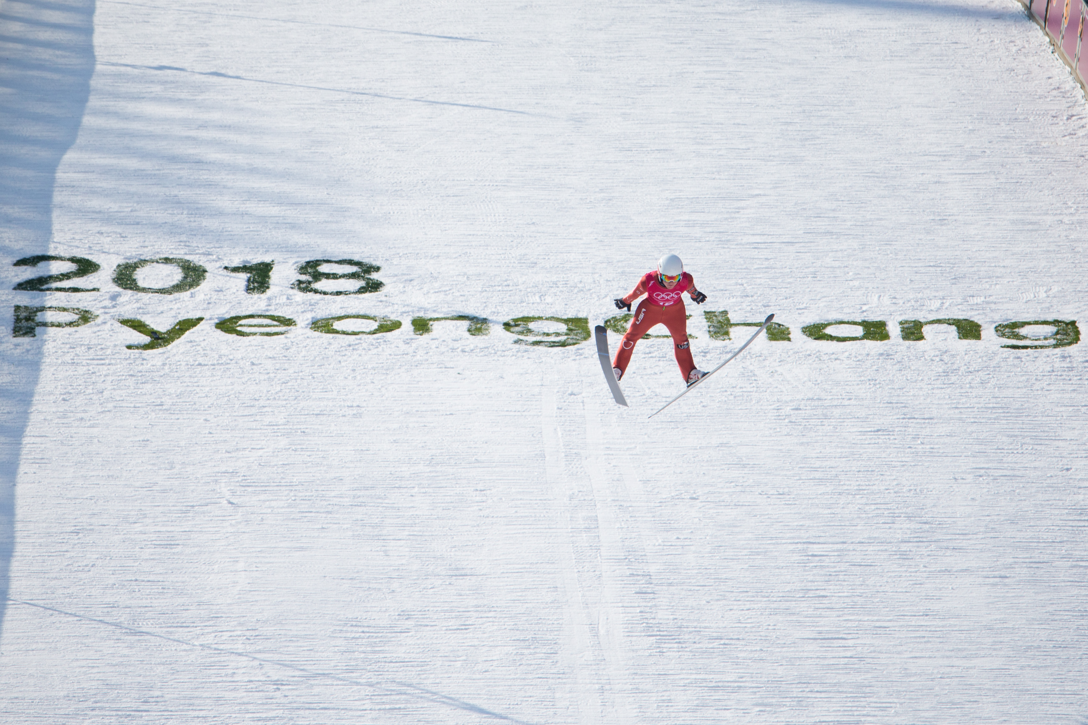 2018年2月8日，美國選手Casey Larson在平昌阿爾貝西亞跳台滑雪中心進行場地練習。（東方IC）