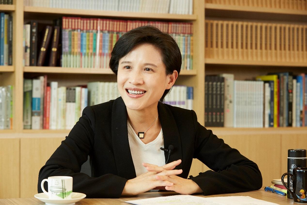 鄭麗君帶頭建立資料庫制度，讓內容創作者能縮短取材的時間及耗費的成本。