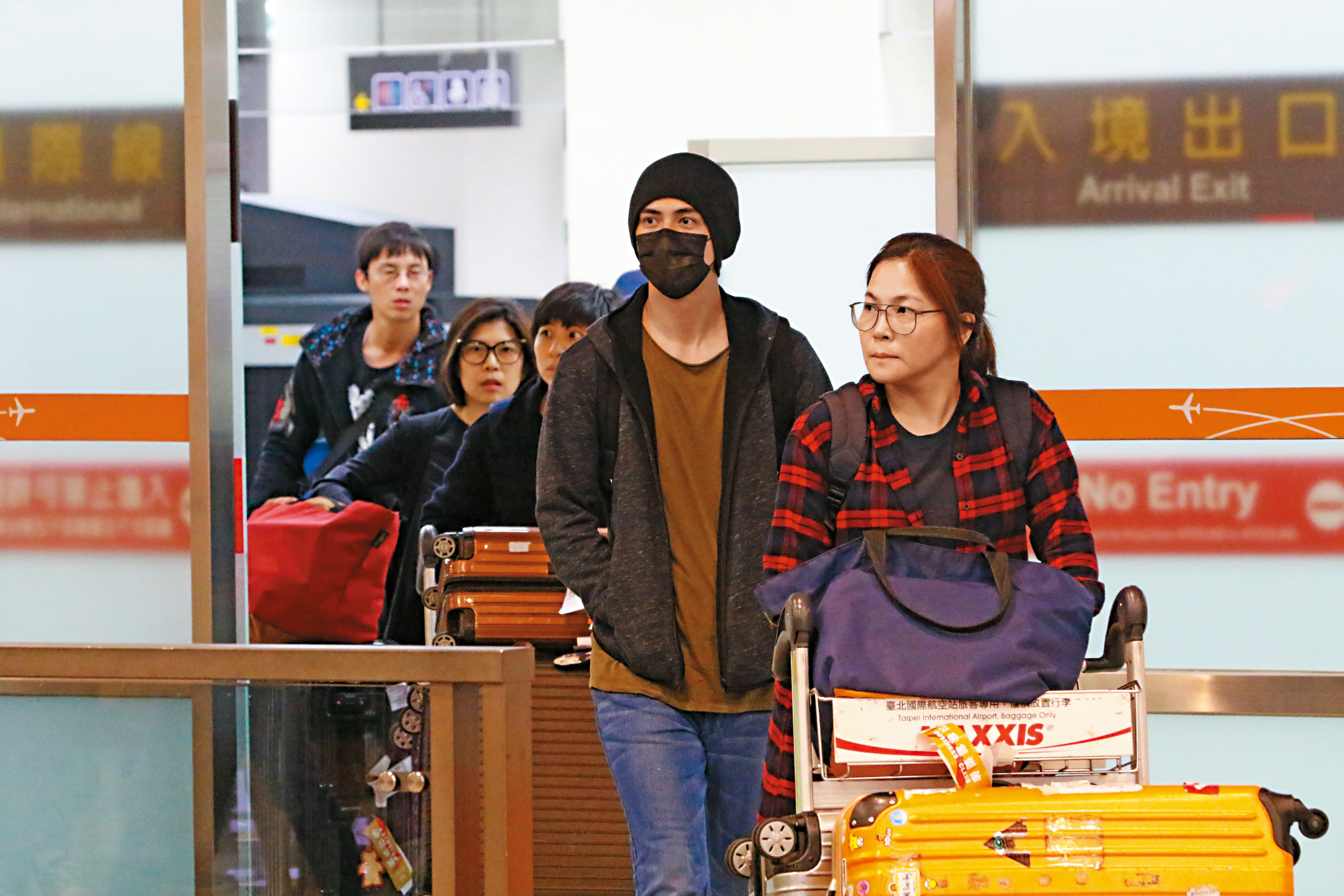 仔仔用黑色口罩把自己的嘴巴悶得緊緊，可見藝人們最近真的很瘋這項配件。