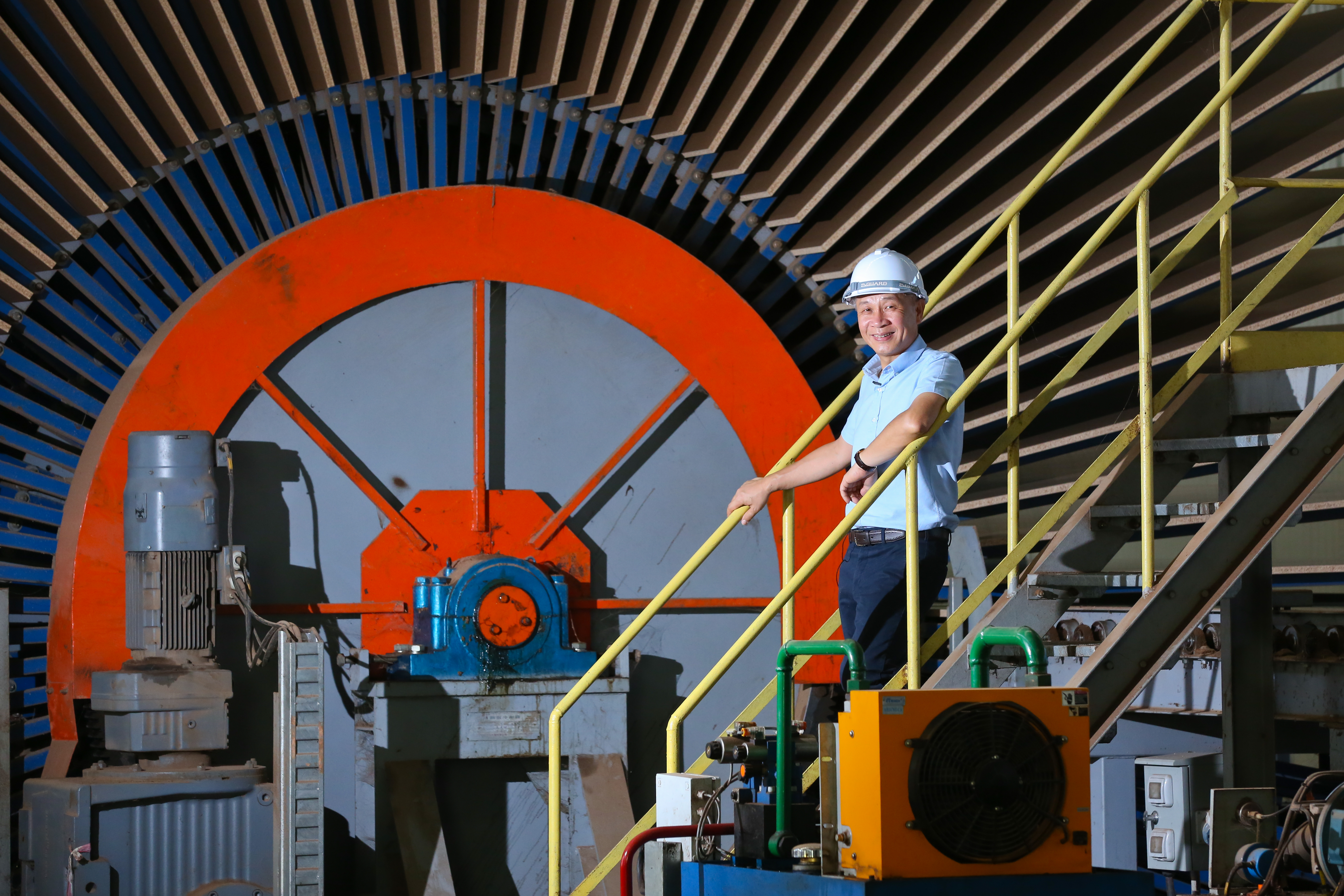 謝榮輝19年前離鄉赴泰國南部設廠，從實木加工跨入生產塑合板，打造亞洲第2大塑合板廠，年營收達34億元。