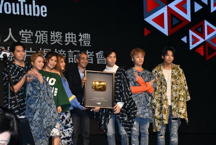 TGOP 這群人的頻道訂閱數超過200萬,是台灣第一名的YouTuber,去年底出席YouTube百萬訂閱頒獎典禮,接受表揚。(翻攝自巴哈姆特)