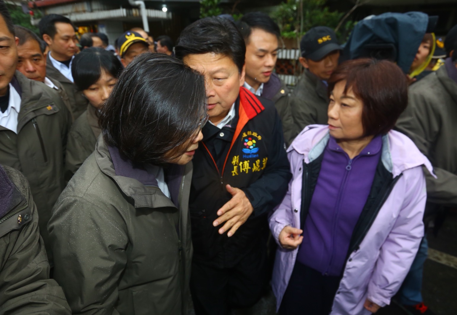 蔡英文總統今下午4時許至雲翠社區前進指揮所勘災，社區主委與住戶紛紛向總統陳情。