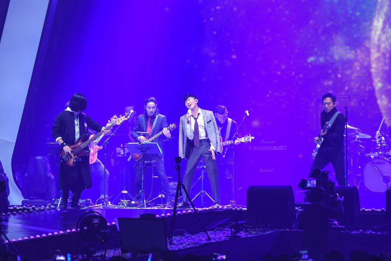 數位音樂串流平台KKBOX舉辦風雲榜頒獎典禮，邀請林俊傑（中）、五月天等大咖歌手參加，以行動支持付費音樂平台。（東方IC）