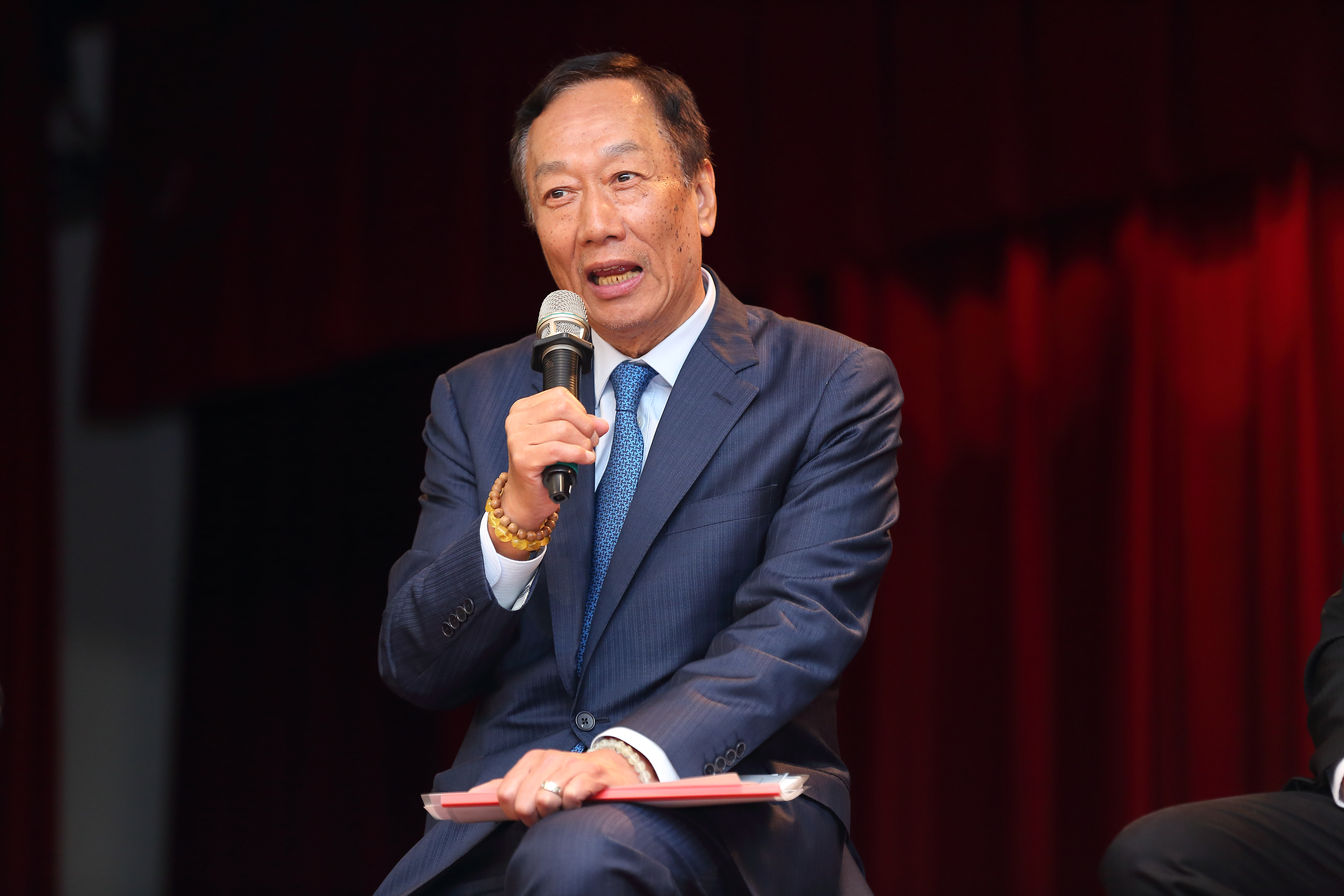 鴻海董事長郭台銘與集團共捐款1.2億元，捐助花蓮災民。