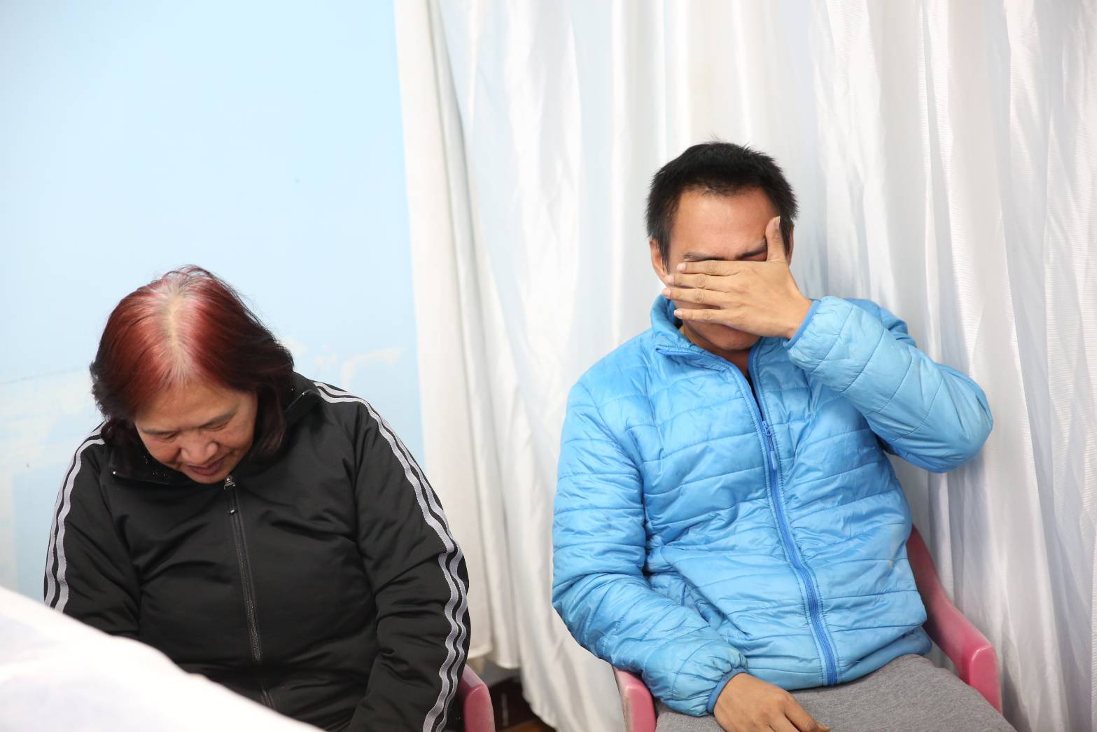 護理師的周媽媽最遺憾救護車不讓她隨行。弟弟周志杰強撐著情緒，終究淚崩了。
