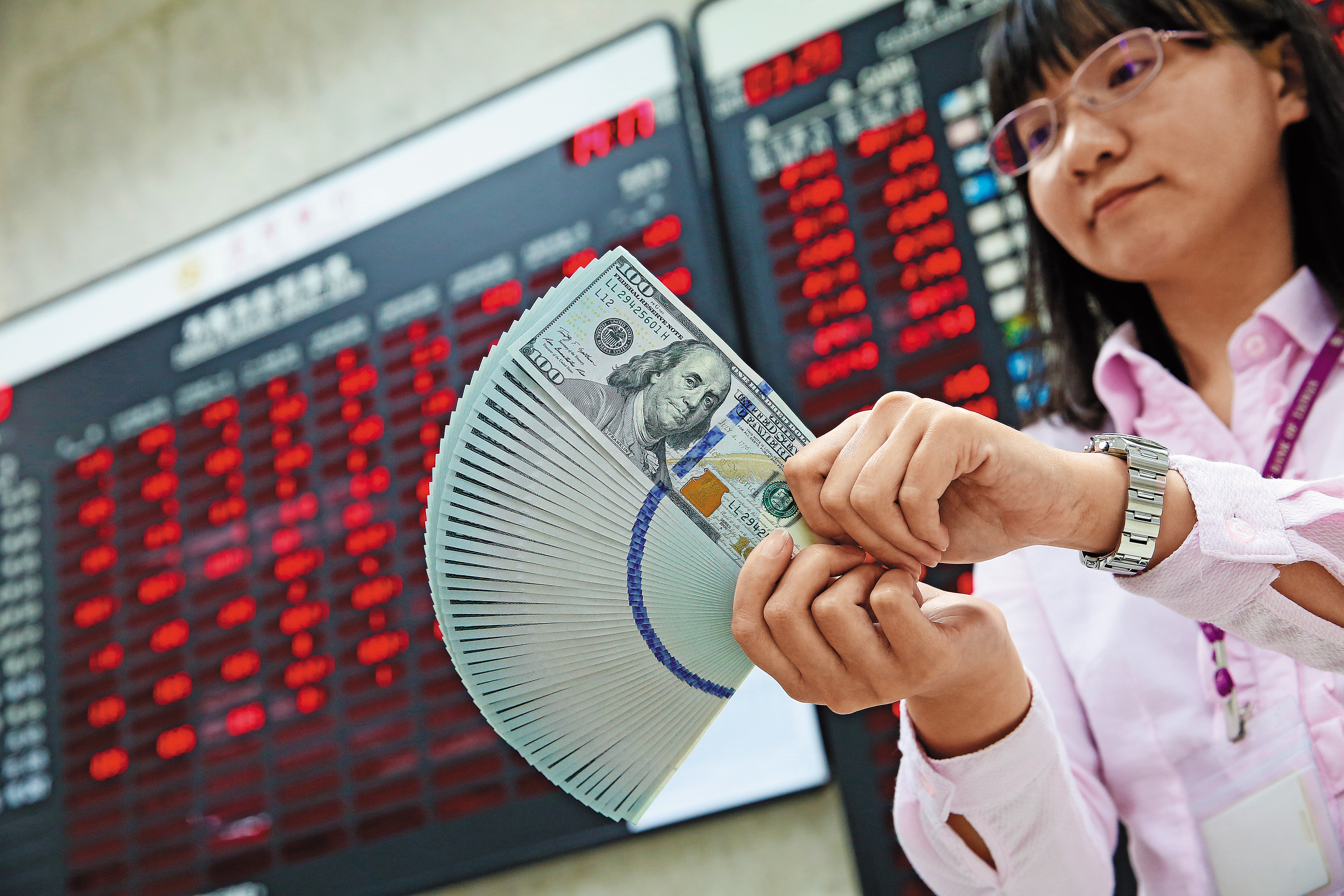 現階段新台幣對美元升值，加上美升息態勢明顯，買美公債除可得到不錯的利息，往後美元升值還有匯差可賺。