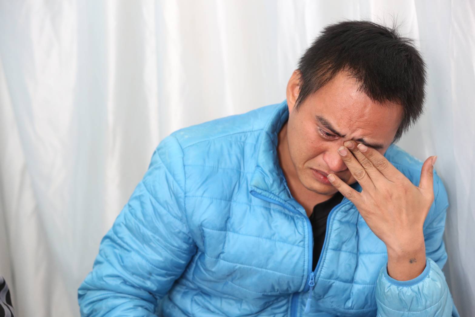 裝酷的志杰提到哥哥內斂的個性,終於不住地涰泣了起來。