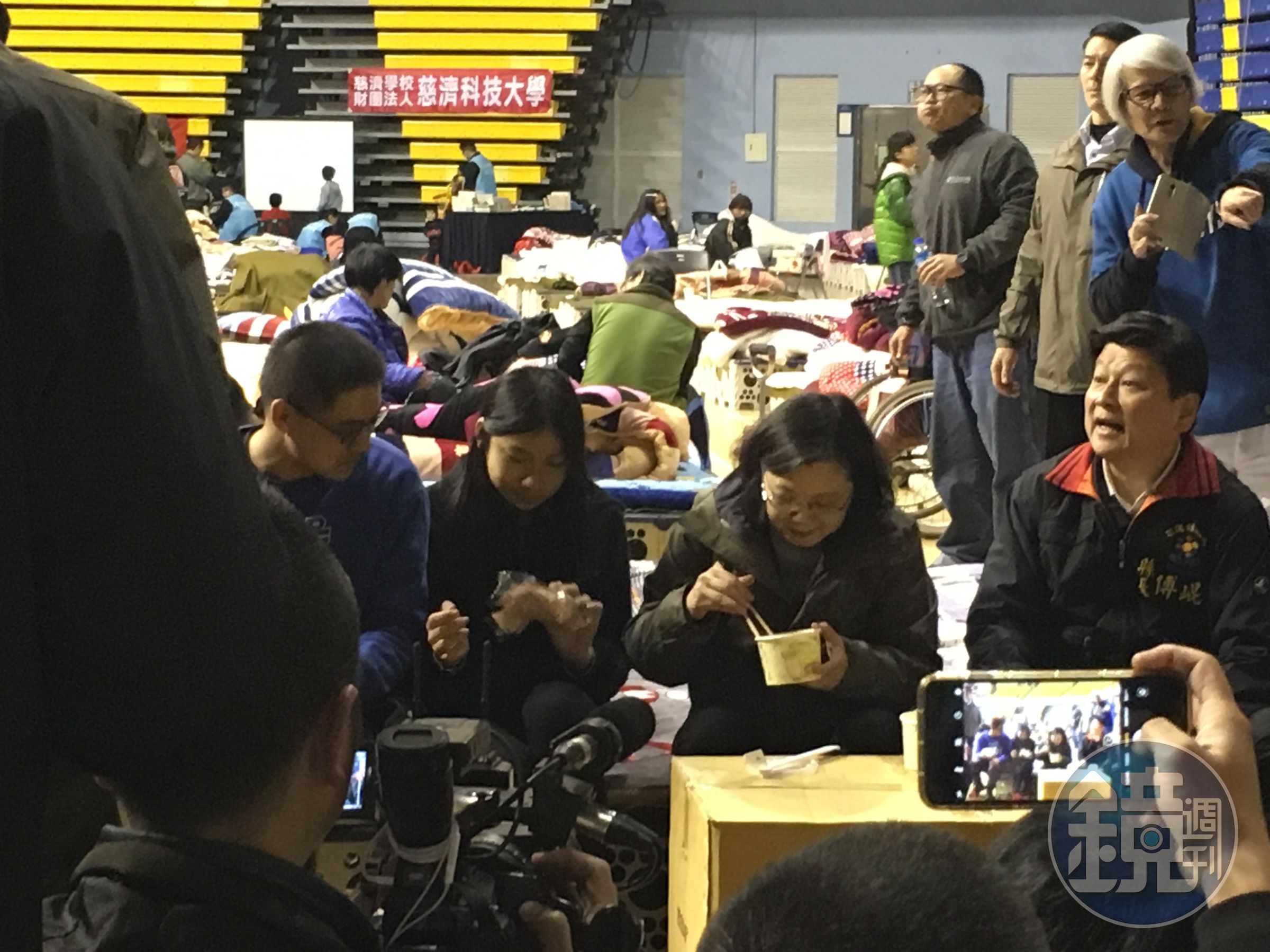 蔡英文總統與災民一起共進晚餐。
