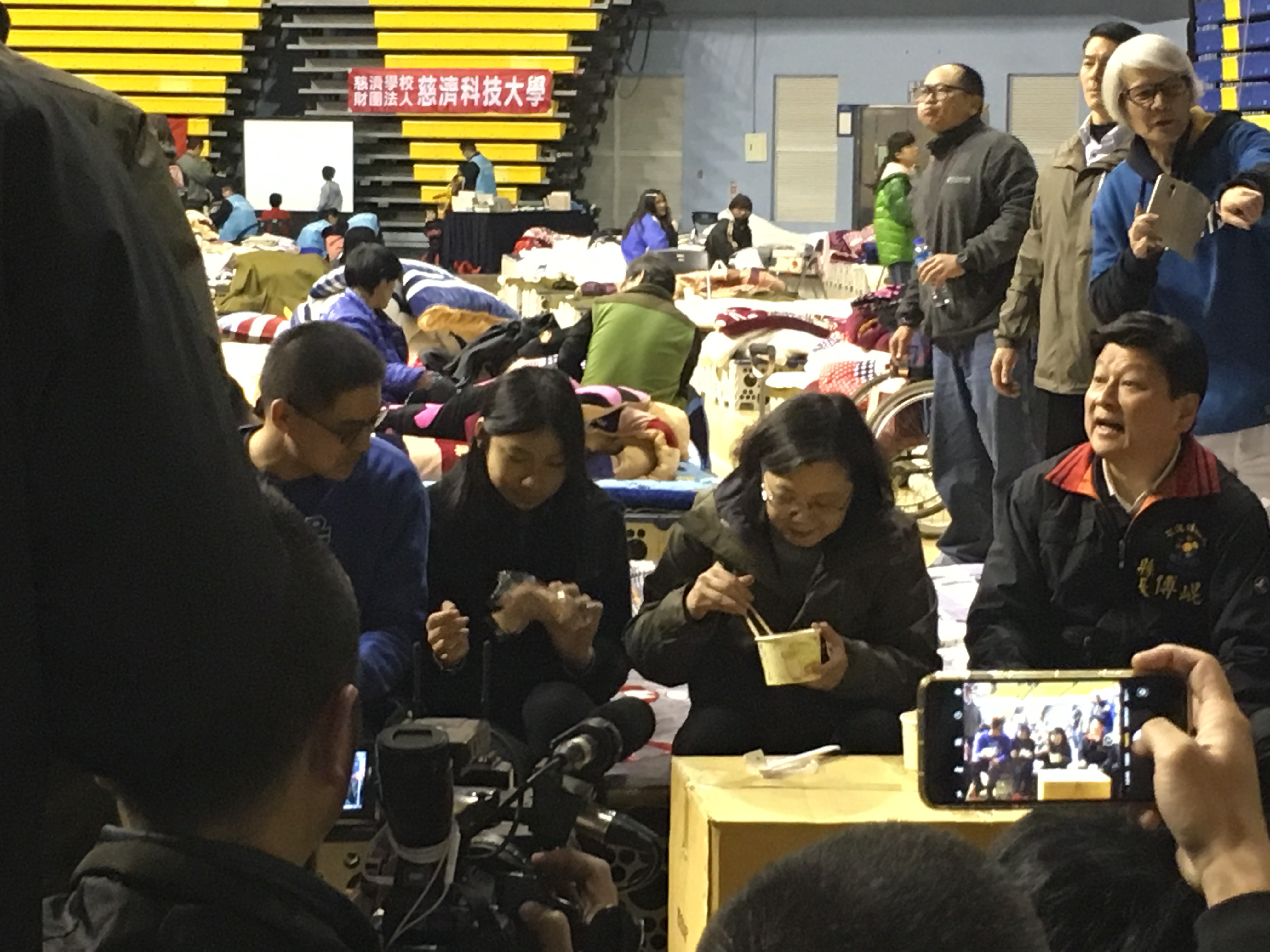 蔡英文總統與災民一起共進晚餐。