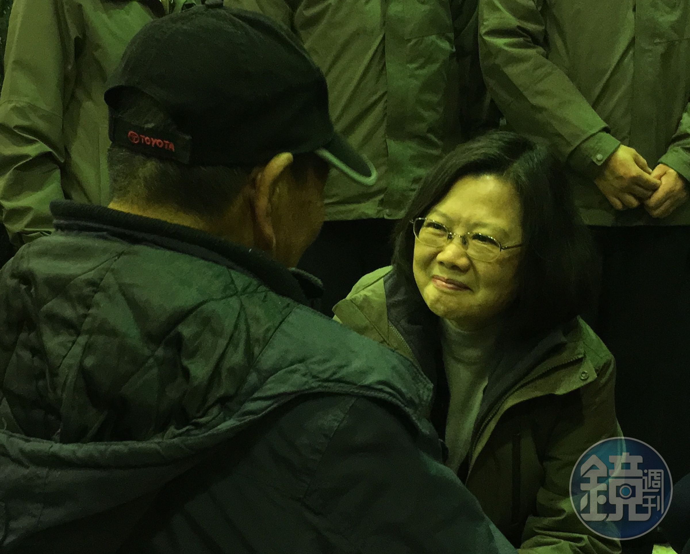 蔡英文總統蹲下身關心災民。