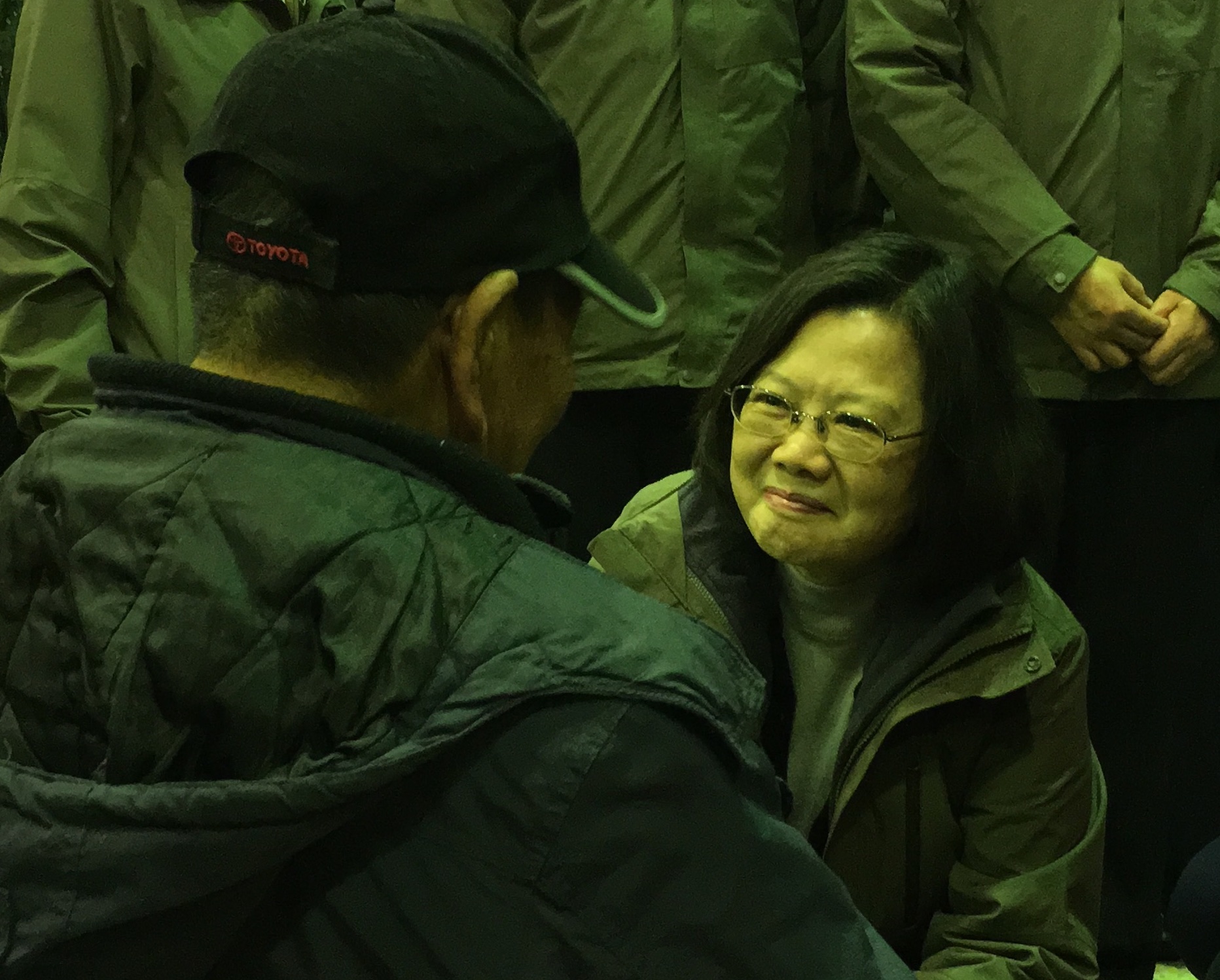 蔡英文總統蹲下身關心災民。