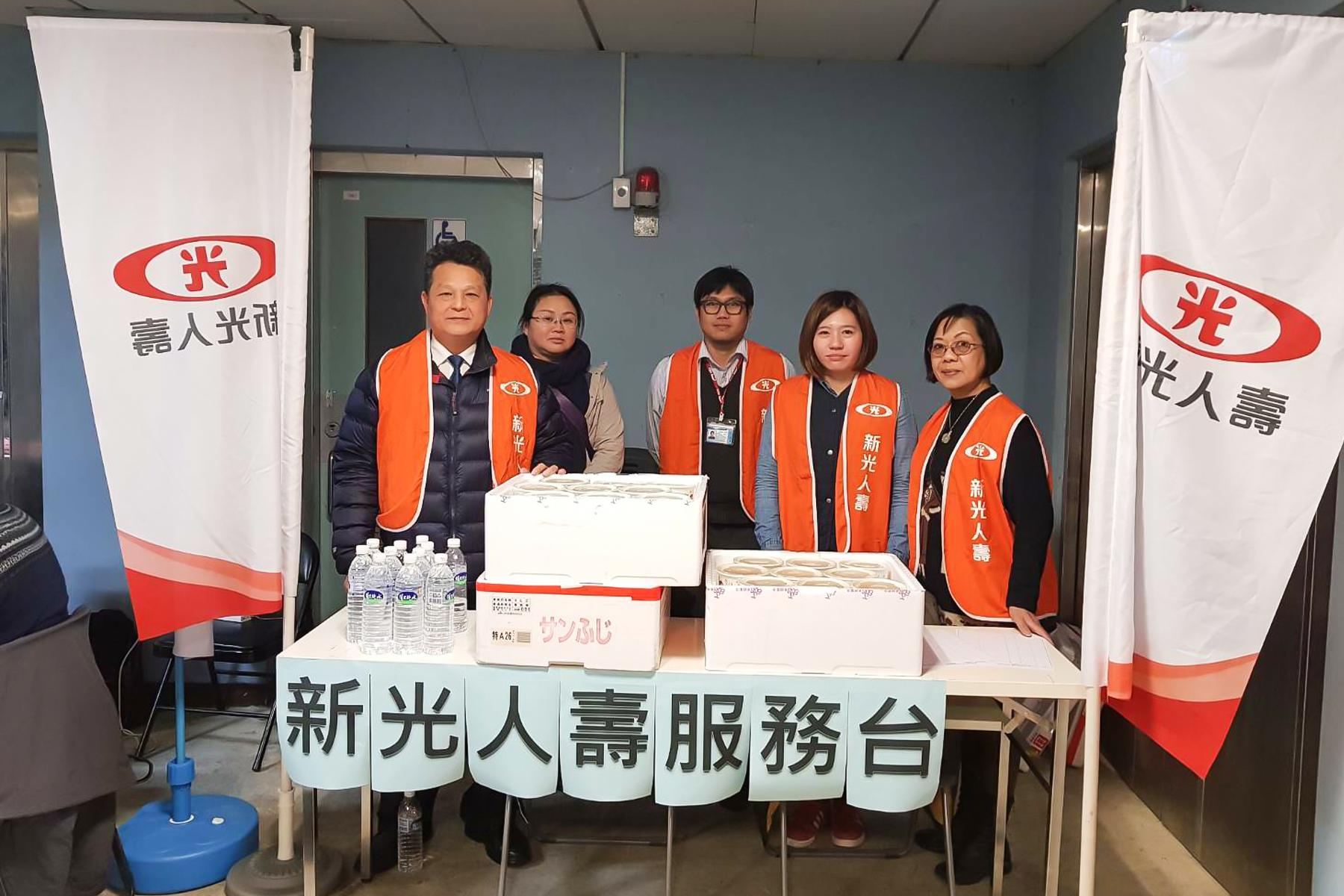 新光人壽在花蓮安置所設置關懷服務站。(新壽提供)