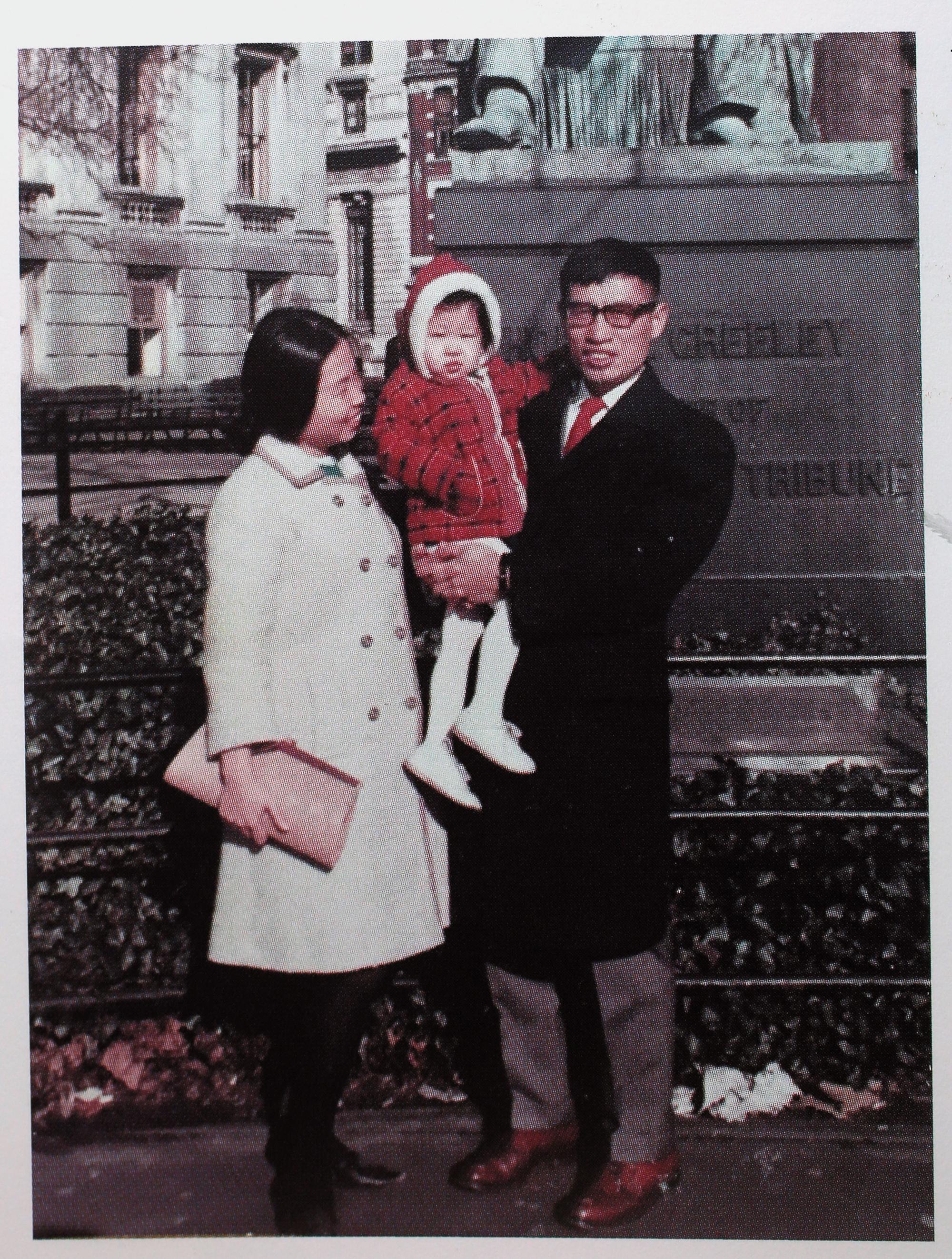 1967年，鄭自才（右）與妻子黃晴美（左）及女兒攝於美國哥倫比亞大學。（鄭自才提供）