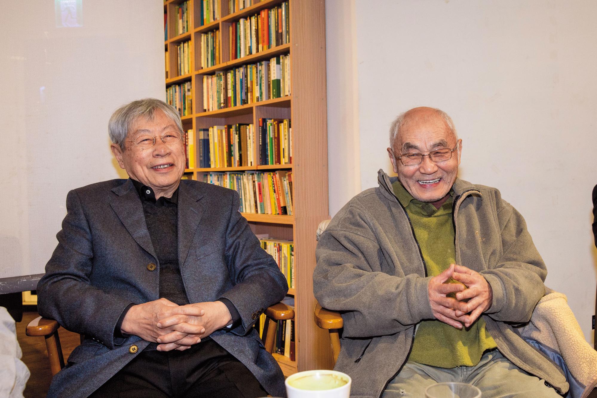 刺蔣案發生後近50年，鄭自才（左）、黃文雄（右）再度聚首座談，現場擠滿年輕人。當年台灣媒體鮮少報導，許多台灣人至今不知此事。