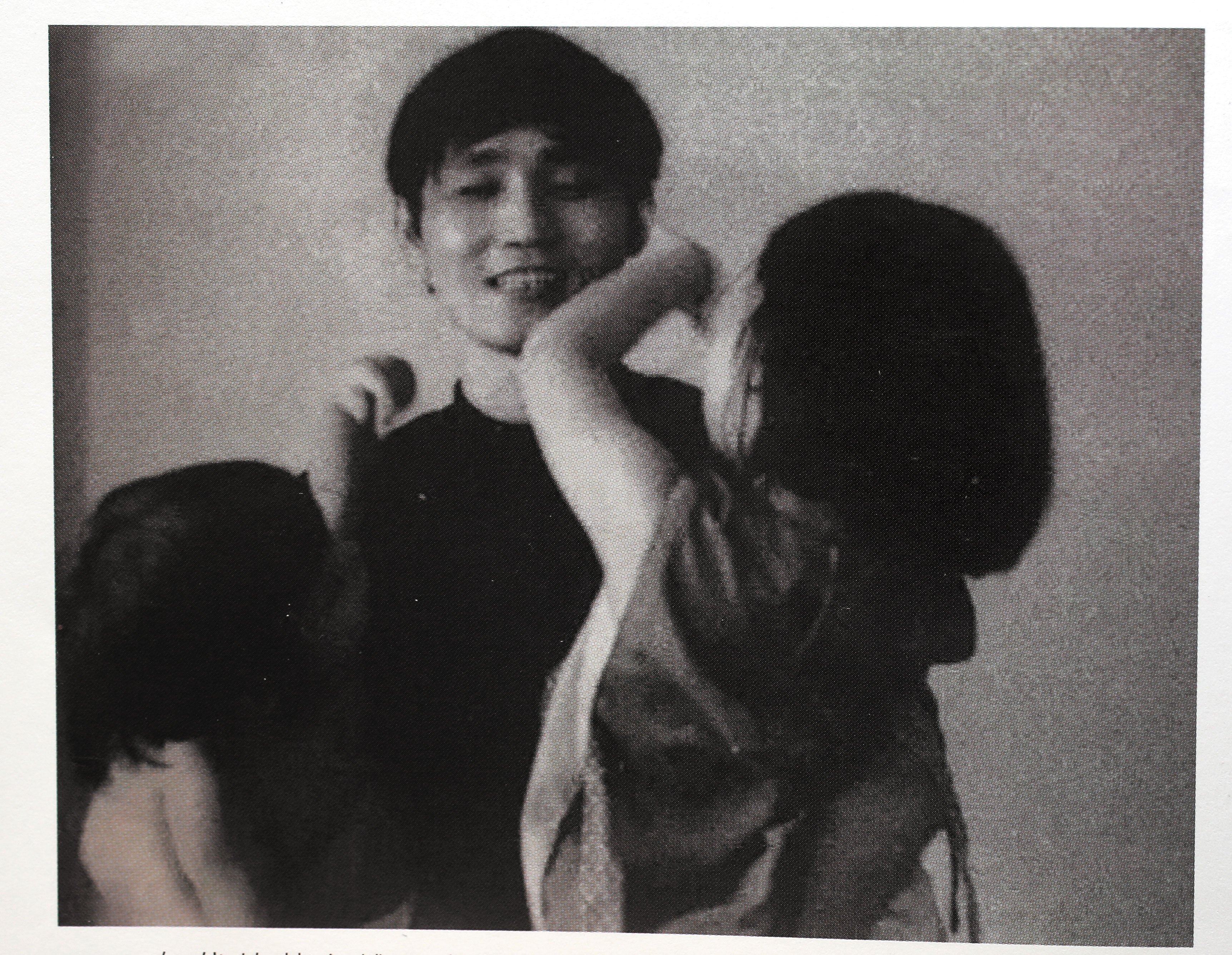 1960年代的黃文雄與外甥、外甥女,這2名孩子正是鄭自才與黃晴美的兒女。(黃文雄提供)
