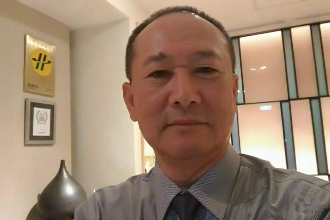 江振昌曾在上班時偷偷自拍，留下與時尚旅社的唯一合照。（家屬提供）