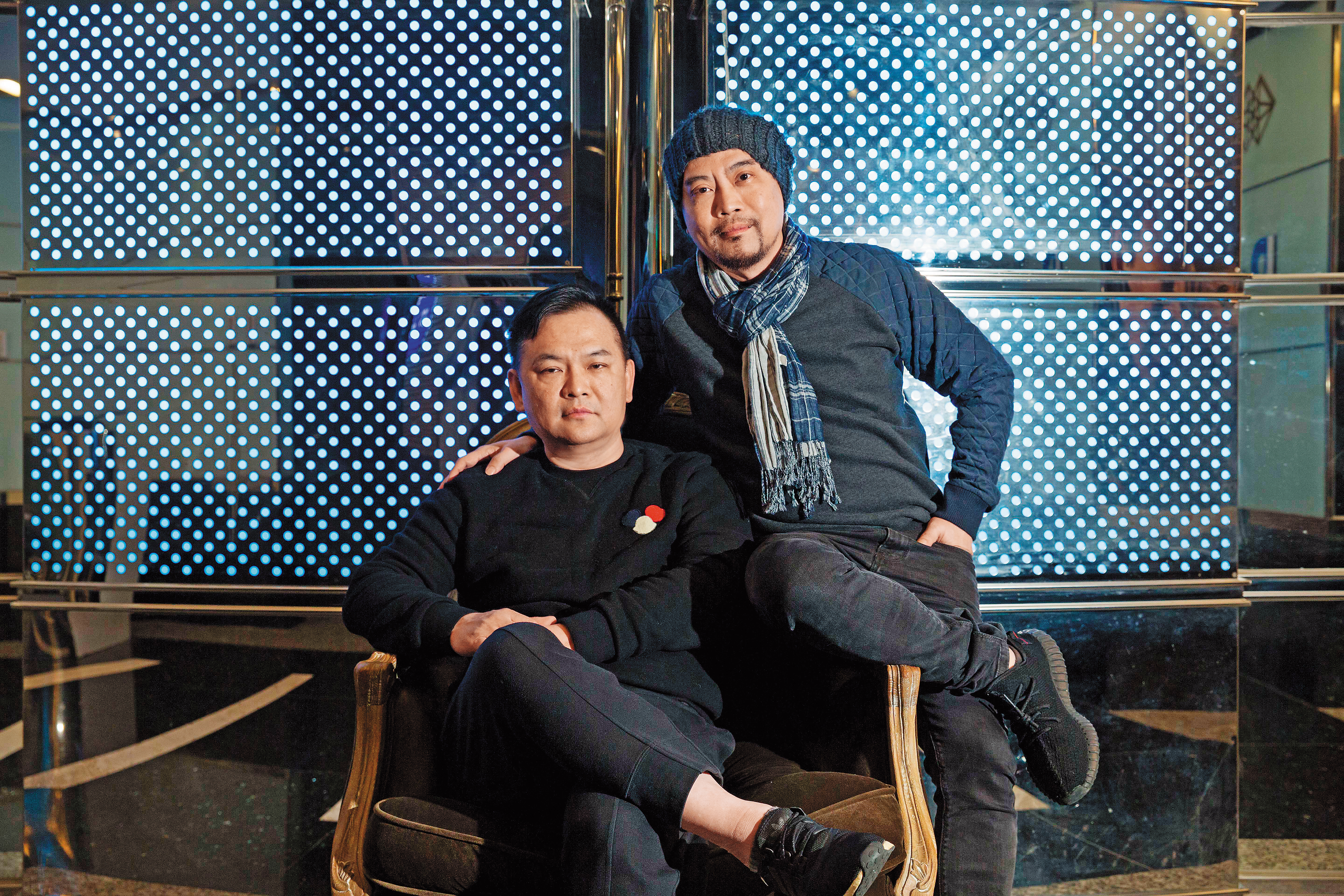 張威縯（左）小時候因為家裡欠債，他一度被迫與兄弟姐妹分開，如今弟弟張文旗（右）是他的左右手，兄弟倆一起打天下。