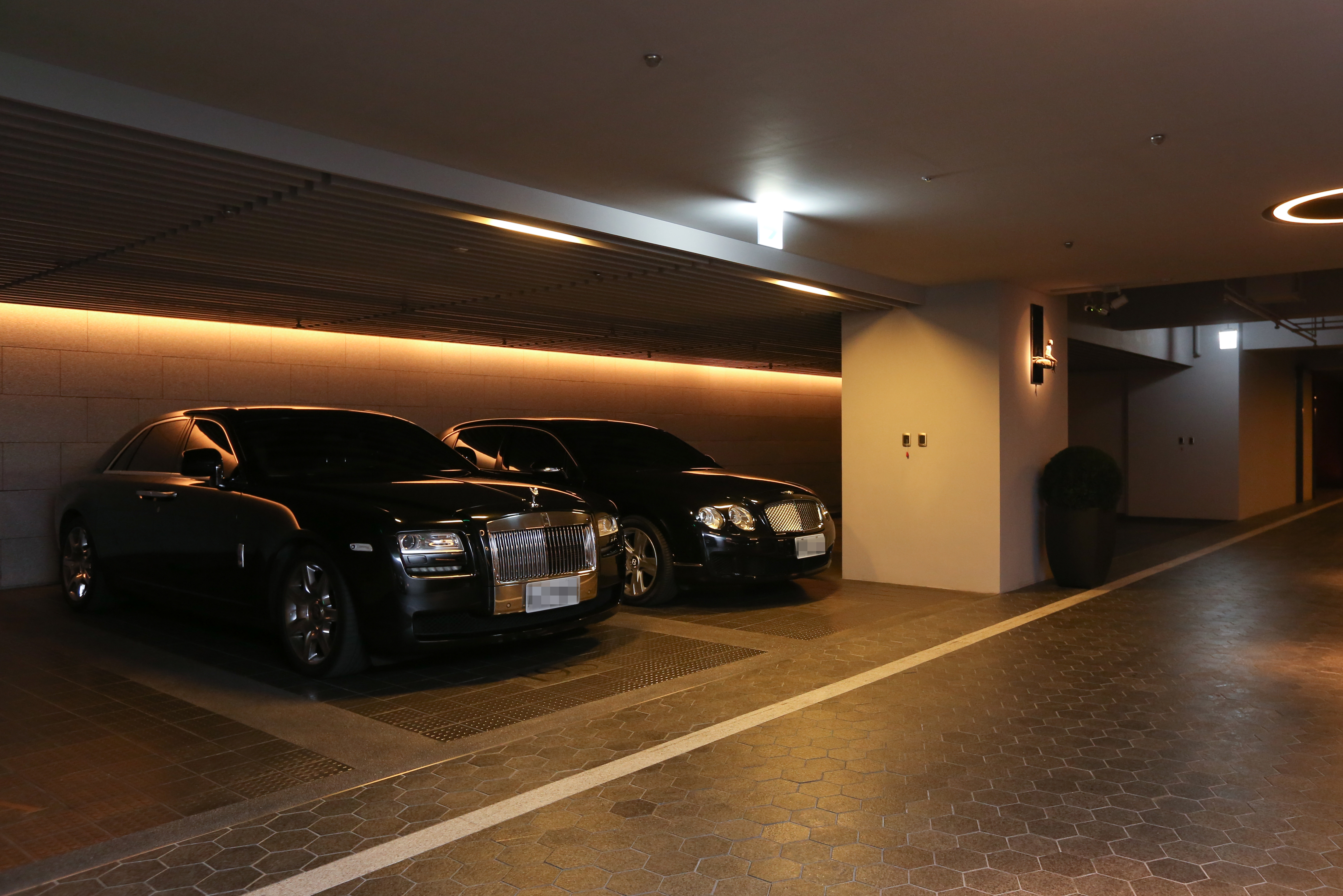 透過公設比重及坪數，能判斷附屬停車場是平面還是機械式。