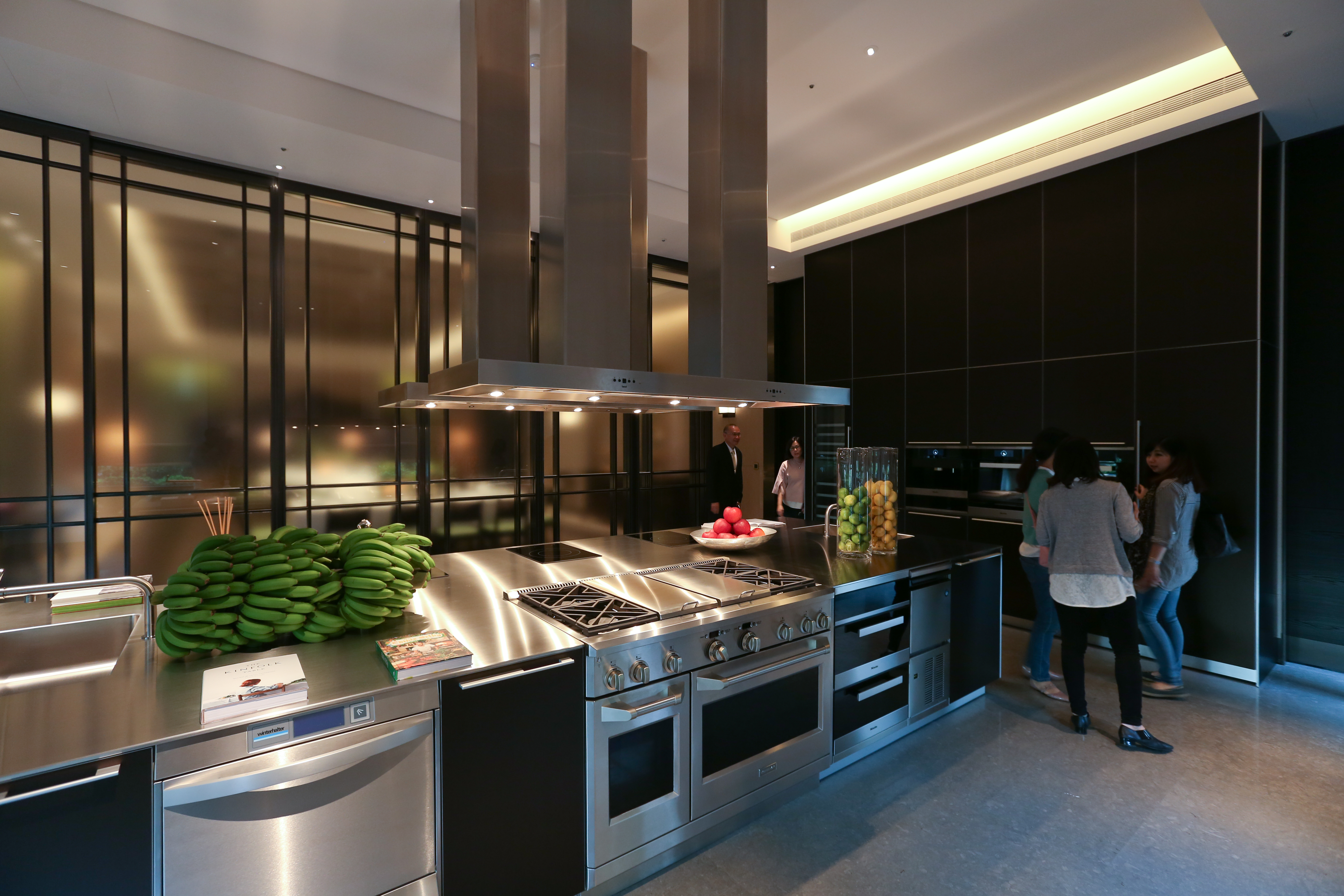 買預售屋或新成屋，須先了解家電、室內裝修等加贈方案，再決定出價的合理區間。