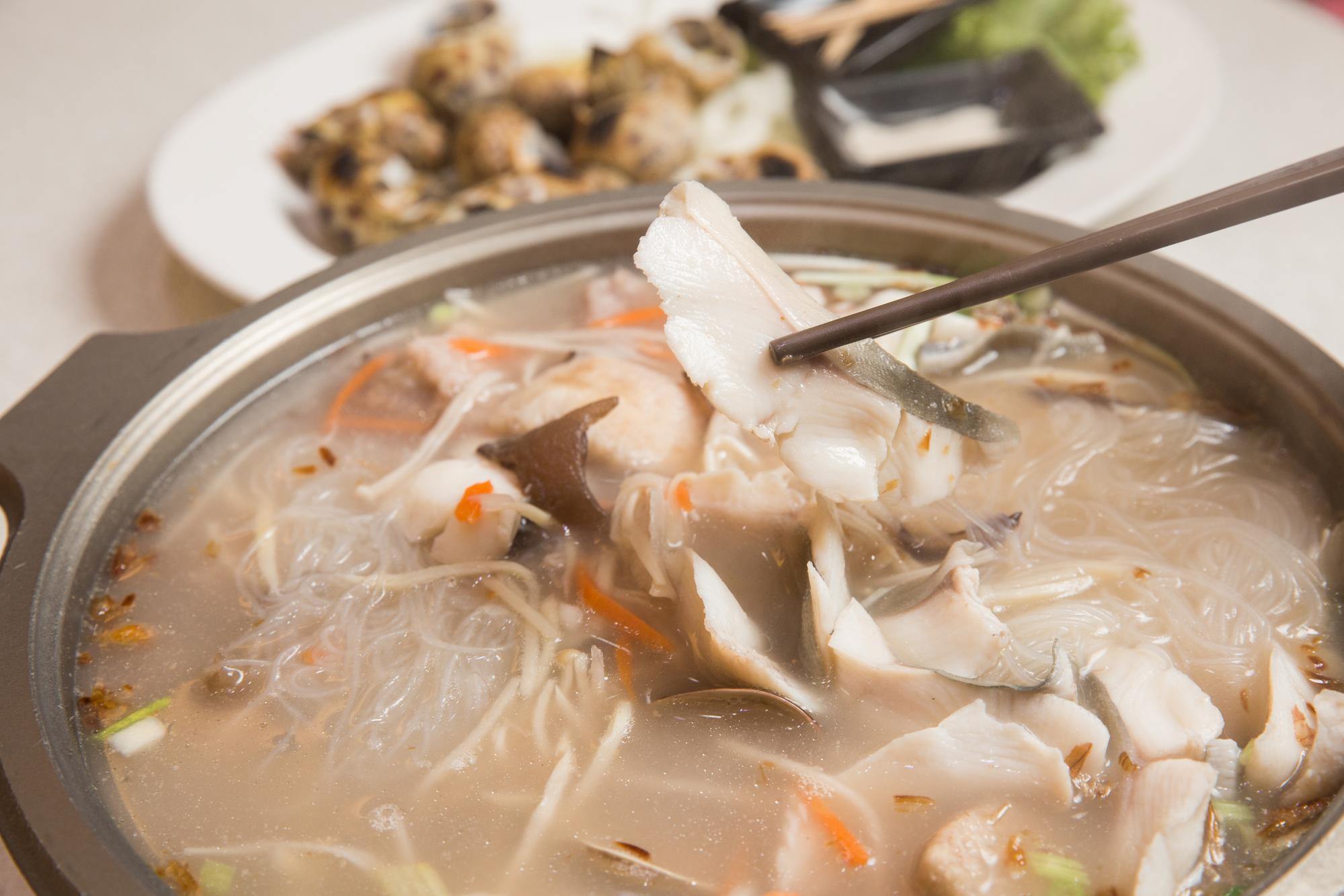 白鯧米粉不僅魚肉嫩,海鮮湯頭更是鮮甜濃郁。(鯧魚1斤5兩,1890元)