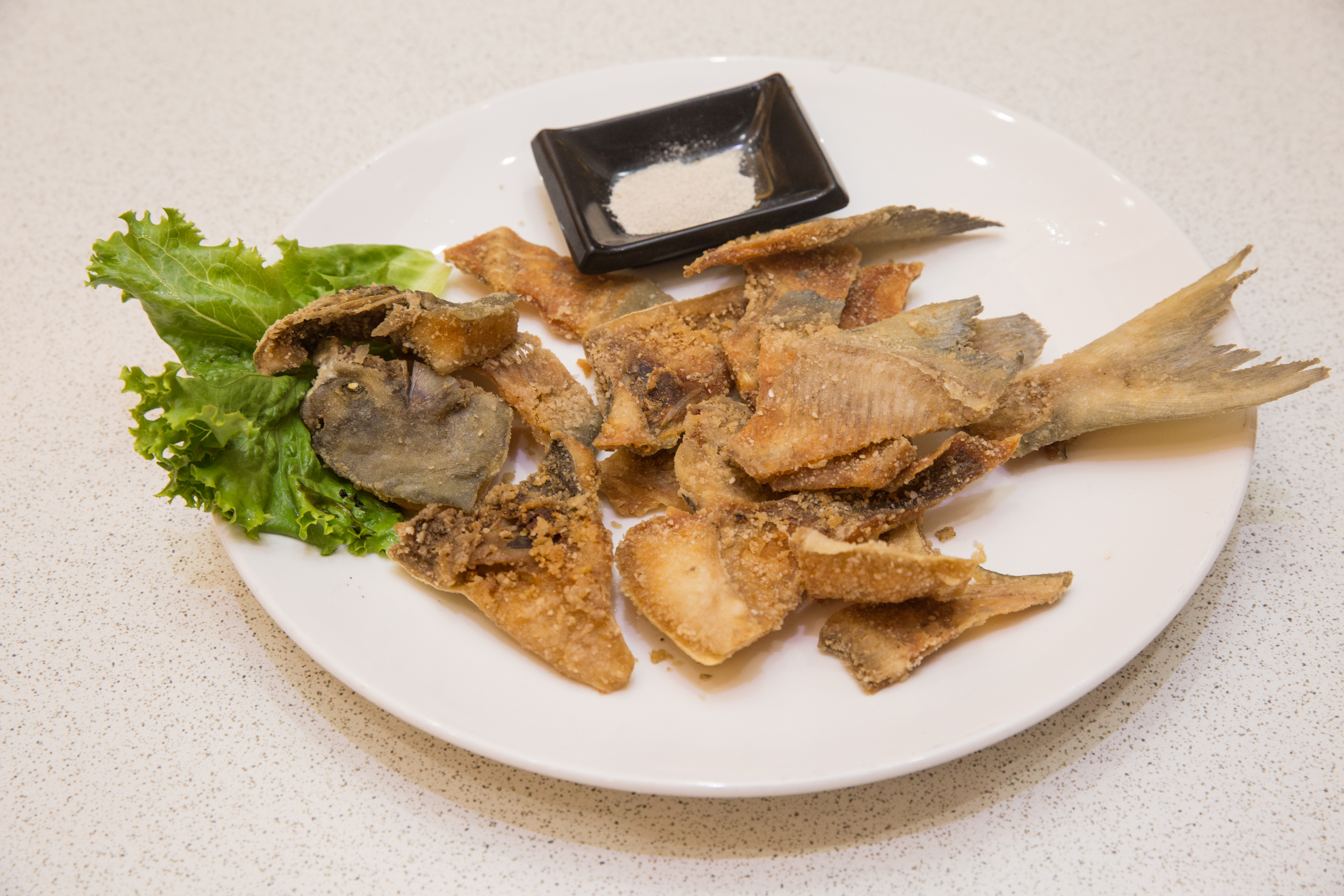 白鯧魚骨拿去酥炸，又是截然不同的料理口感，拼成魚形上桌十分吸睛。(12兩，540元)