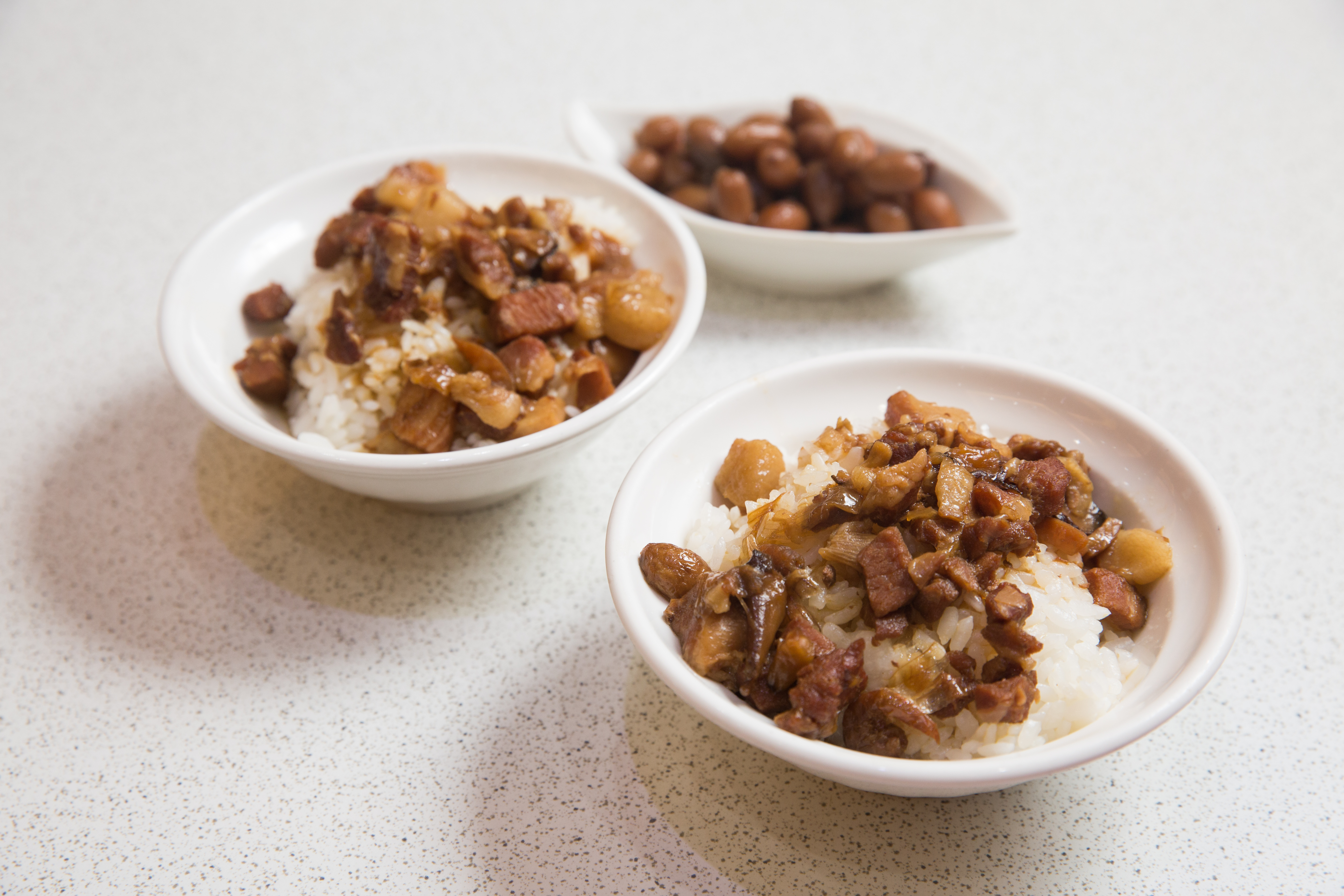 滷肉飯示意圖，網友因男友拌勻滷肉飯而起爭執。