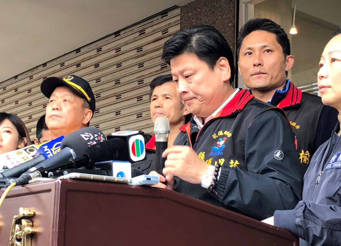 花蓮縣長傅崐萁上午先到雲翠大樓現場聽取各單位搶救匯報。