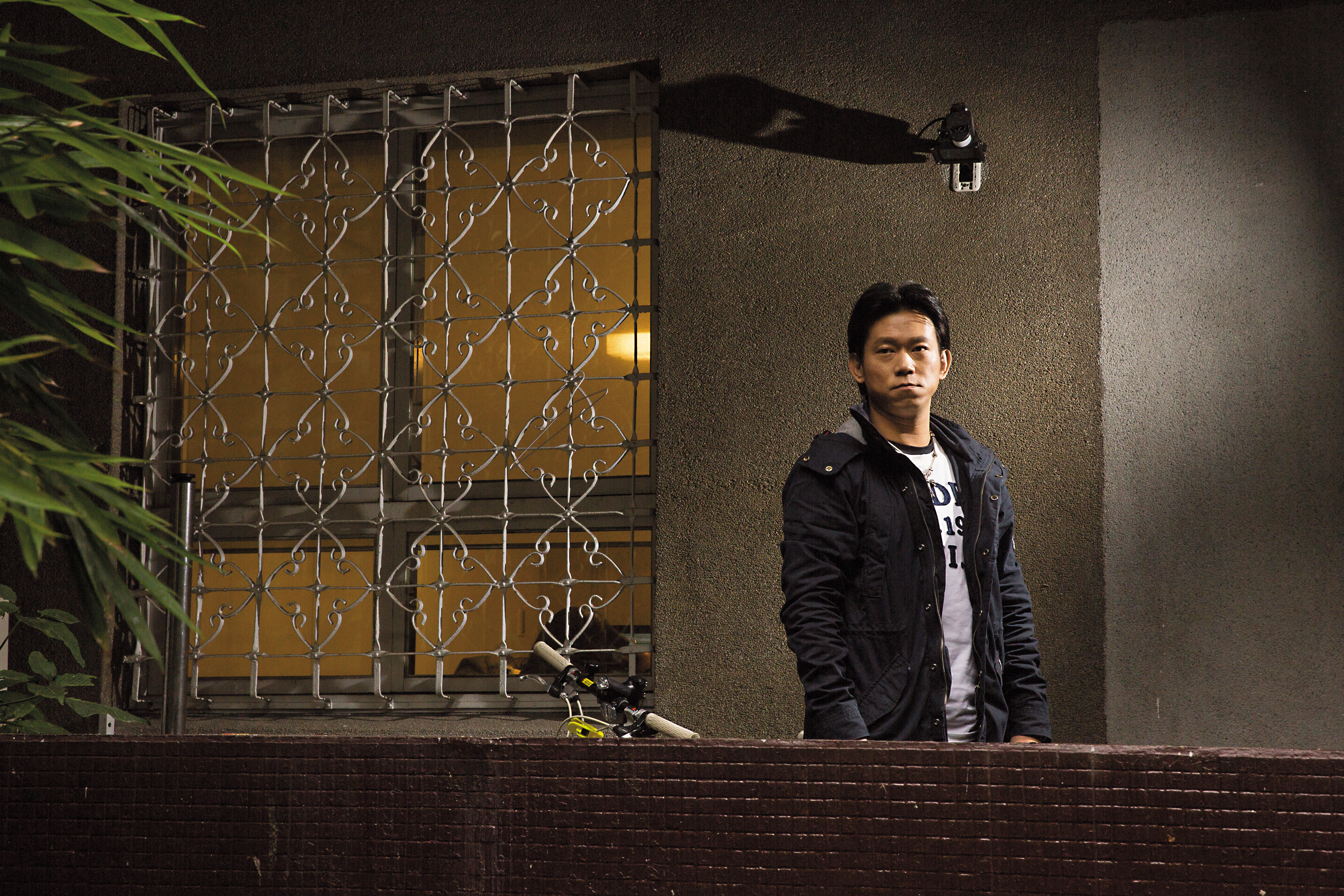 顏正國6歲出道，一共拍了50幾部影劇，近年積極轉型，首度擔綱劇情片《角頭2：王者再臨》的導演。