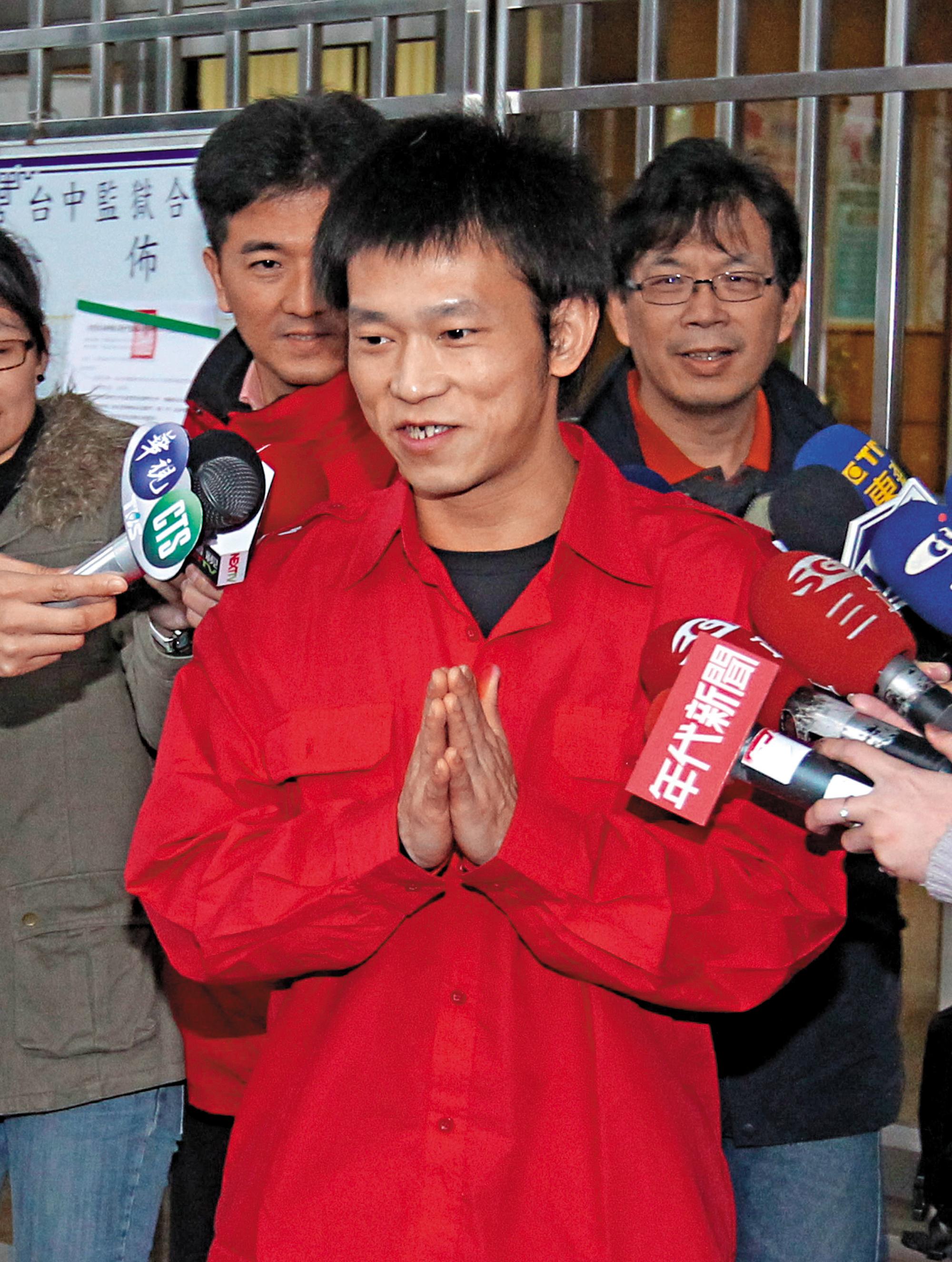 2012年3月12日,顏正國三度申請假釋獲准出獄,終於揮別蹲了11年的台中監獄。(中央社)