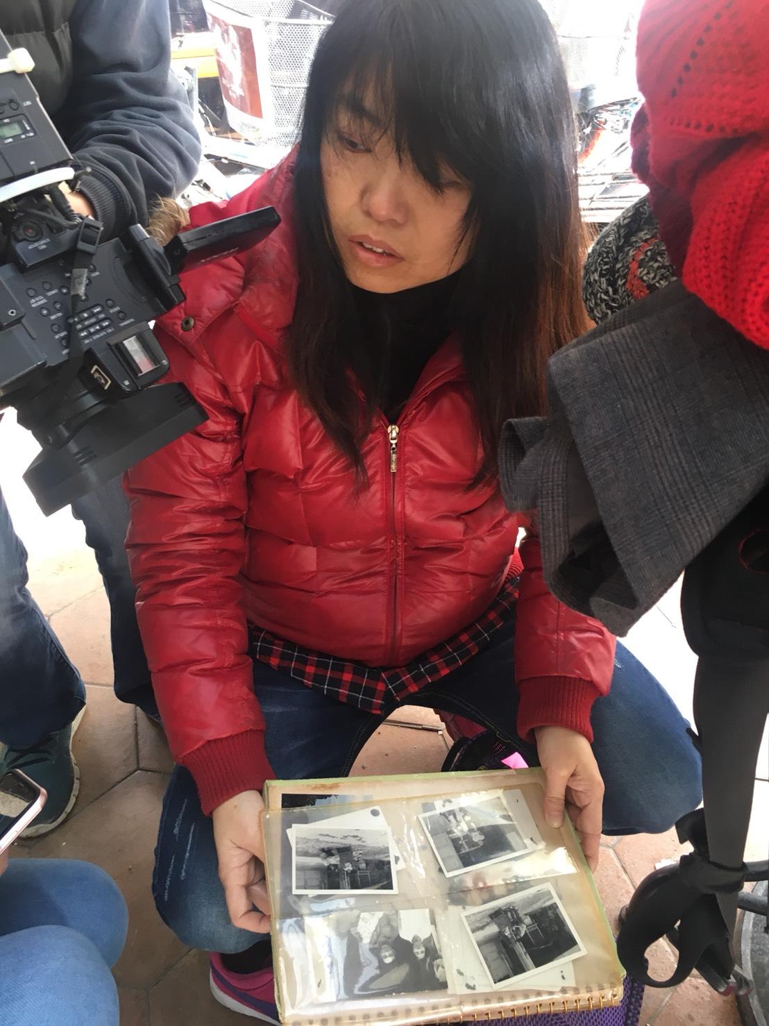 郭女將相本握在手裡，裡面充滿她與家人及過世父親的回憶。