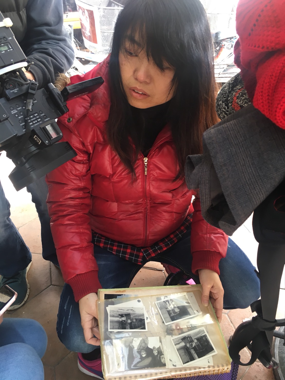 郭女將相本握在手裡，裡面充滿她與家人及過世父親的回憶。