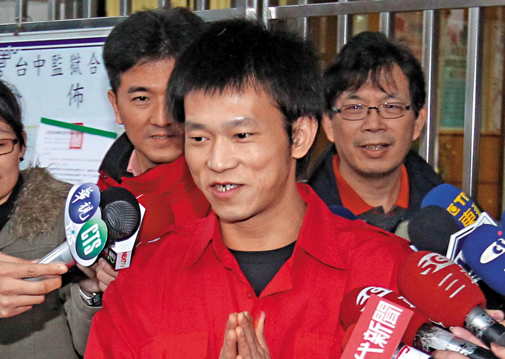 2012年3月12日,顏正國三度申請假釋獲准出獄,終於揮別蹲了11年的台中監獄。(中央社)