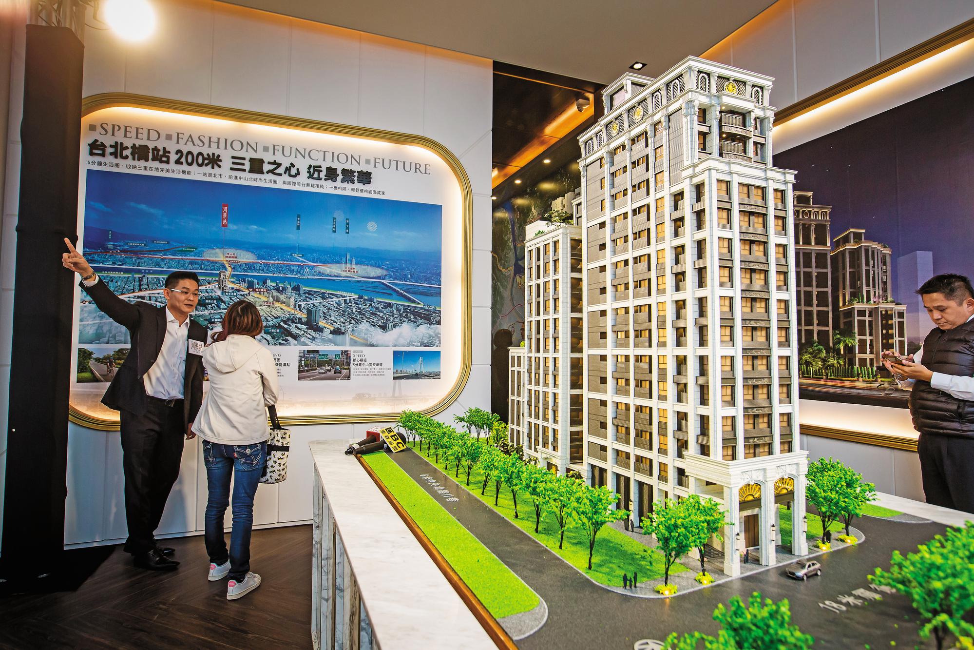 在和代銷業者、仲介或屋主談判時，應掌握行情價，從中擬定不同方案，才不會被各種話術牽著走。