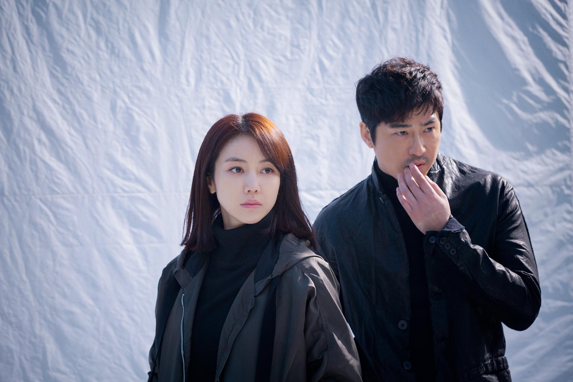 《小神的兒女》找來姜至奐（右）、金玉彬搭檔，是部懸疑推理的驚悚刑偵劇。（CHOCO TV提供）