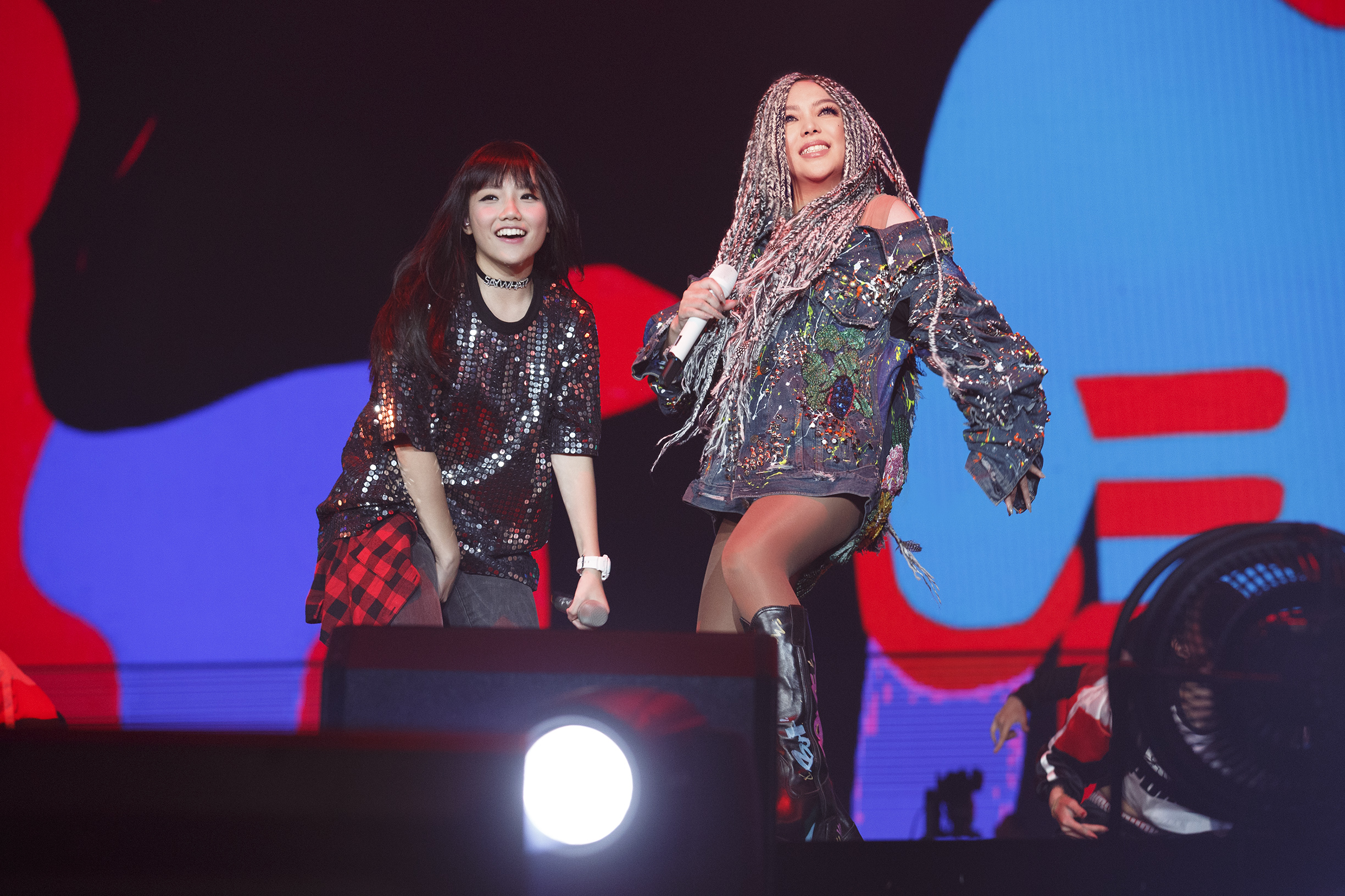 張惠妹演唱會尾聲唱到高雄巨蛋，外甥女安那登場展現初生之犢不畏虎的氣勢。（EMI提供）