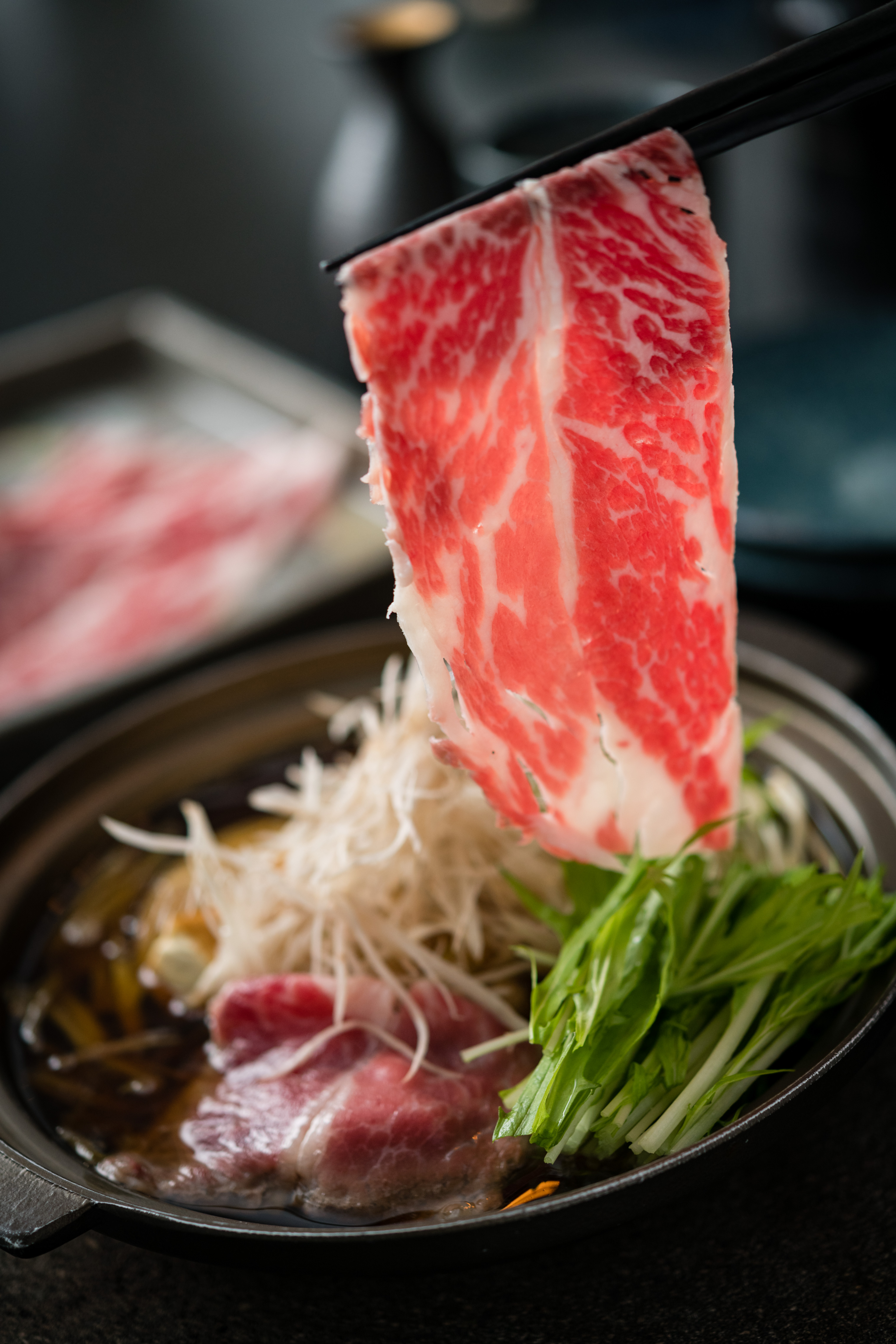 「牛肉壽喜燒」是使用美國Prime級無骨牛小排，在鍋裡輕涮幾下，肉質腴美香甜。（1,800元套餐菜色）