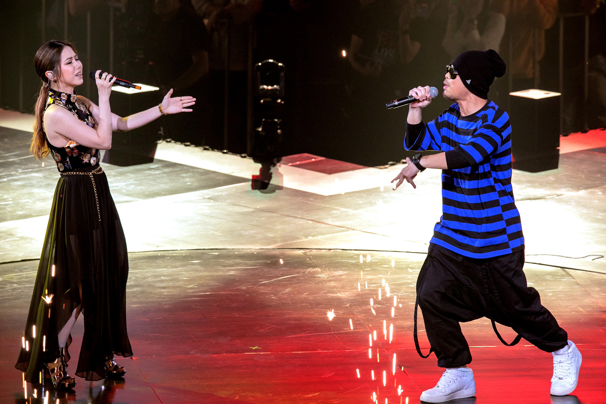 鄧紫棋與黃明志在KKBOX風雲榜合唱的神曲〈漂向北方〉，雖是典禮版本卻讓歌迷熱情捧場。（KKBOX提供）